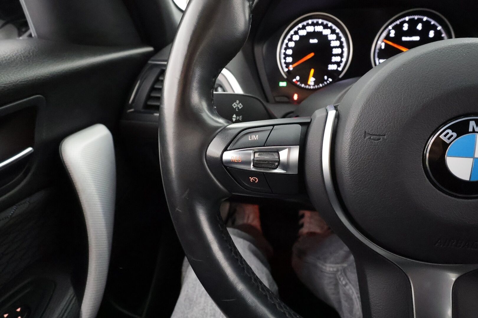 BMW 118 2018 F20 118i A M-sport * Koukku / Hifi / LED / Vakkari / Sporttipenkit / P.tutka / Facelift / Ratinlämmitin * - Kahdet renkaat aluvanteilla 