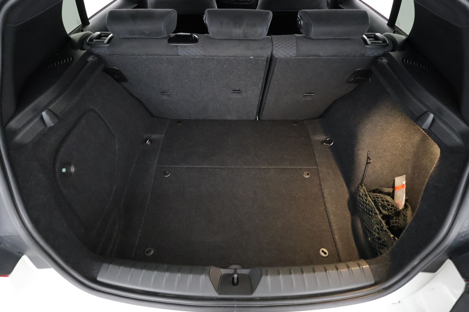 BMW 118 2018 F20 118i A M-sport * Koukku / Hifi / LED / Vakkari / Sporttipenkit / P.tutka / Facelift / Ratinlämmitin * - Kahdet renkaat aluvanteilla 