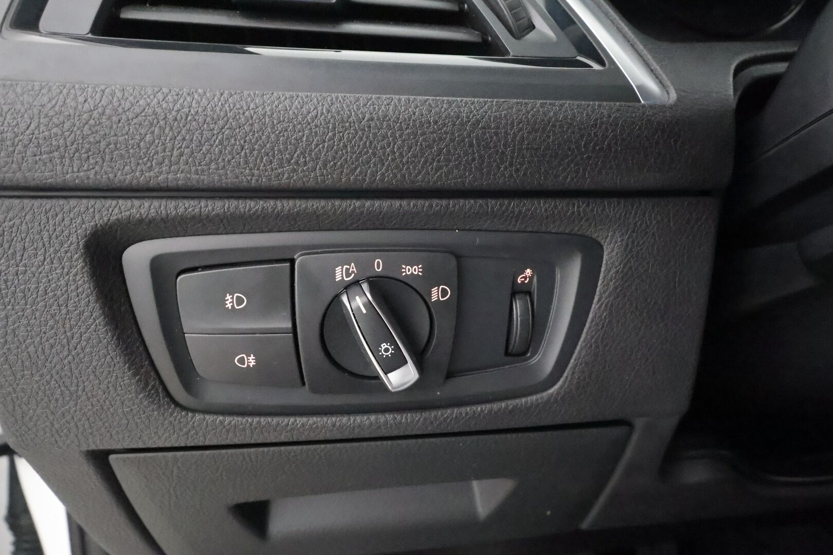 BMW 118 2018 F20 118i A M-sport * Koukku / Hifi / LED / Vakkari / Sporttipenkit / P.tutka / Facelift / Ratinlämmitin * - Kahdet renkaat aluvanteilla 