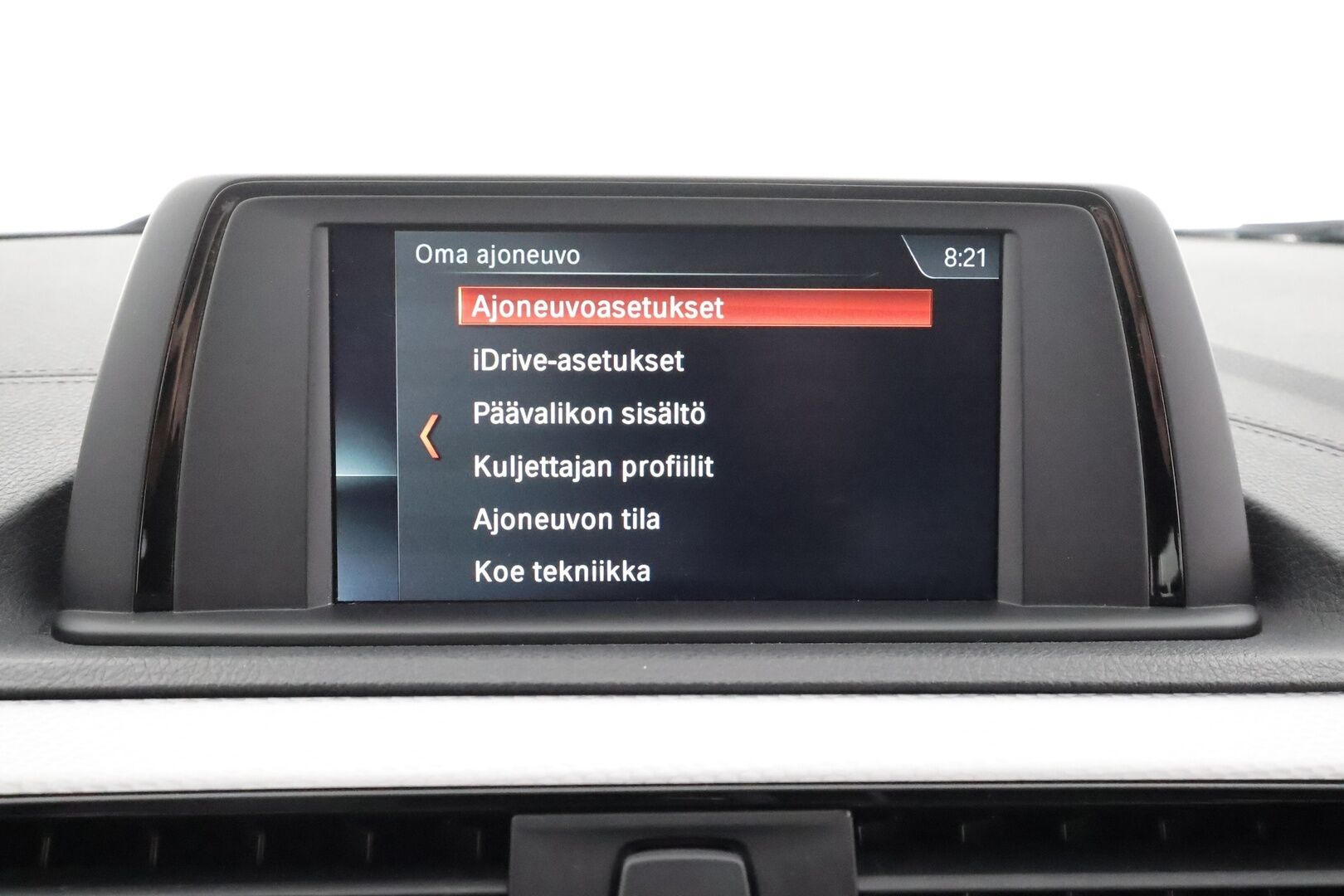 BMW 118 2018 F20 118i A M-sport * Koukku / Hifi / LED / Vakkari / Sporttipenkit / P.tutka / Facelift / Ratinlämmitin * - Kahdet renkaat aluvanteilla 