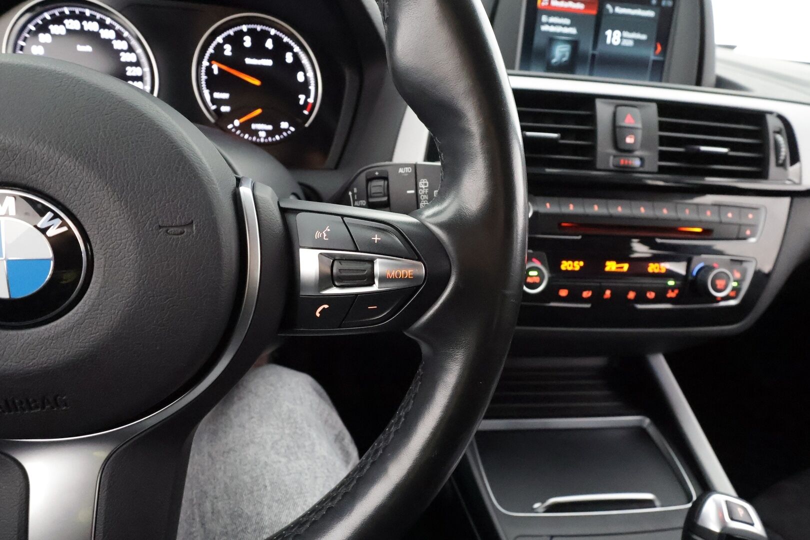 BMW 118 2018 F20 118i A M-sport * Koukku / Hifi / LED / Vakkari / Sporttipenkit / P.tutka / Facelift / Ratinlämmitin * - Kahdet renkaat aluvanteilla 