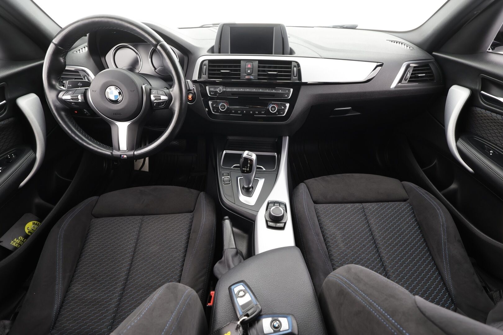 BMW 118 2018 F20 118i A M-sport * Koukku / Hifi / LED / Vakkari / Sporttipenkit / P.tutka / Facelift / Ratinlämmitin * - Kahdet renkaat aluvanteilla 