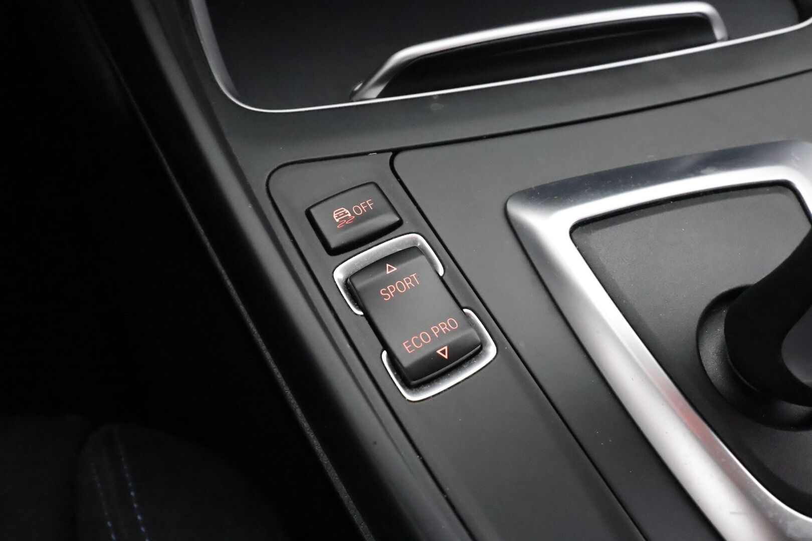 BMW 118 2018 F20 118i A M-sport * Koukku / Hifi / LED / Vakkari / Sporttipenkit / P.tutka / Facelift / Ratinlämmitin * - Kahdet renkaat aluvanteilla 