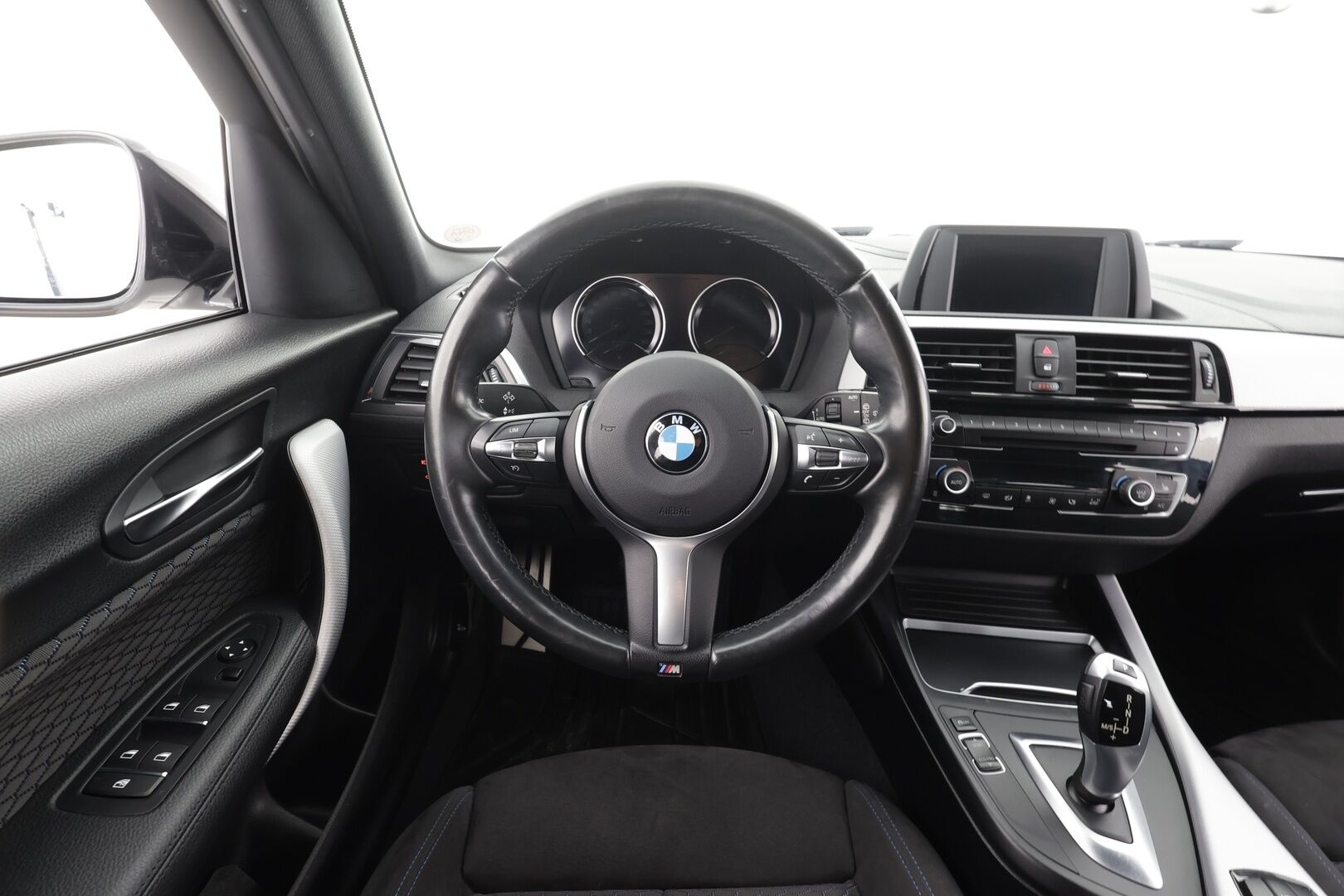 BMW 118 2018 F20 118i A M-sport * Koukku / Hifi / LED / Vakkari / Sporttipenkit / P.tutka / Facelift / Ratinlämmitin * - Kahdet renkaat aluvanteilla 