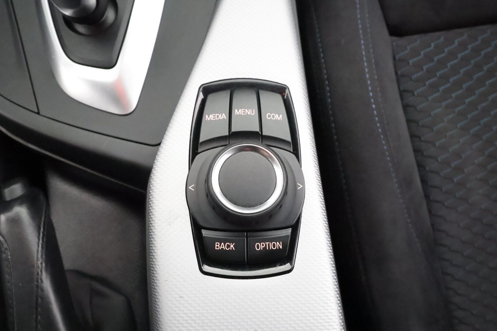 BMW 118 2018 F20 118i A M-sport * Koukku / Hifi / LED / Vakkari / Sporttipenkit / P.tutka / Facelift / Ratinlämmitin * - Kahdet renkaat aluvanteilla 