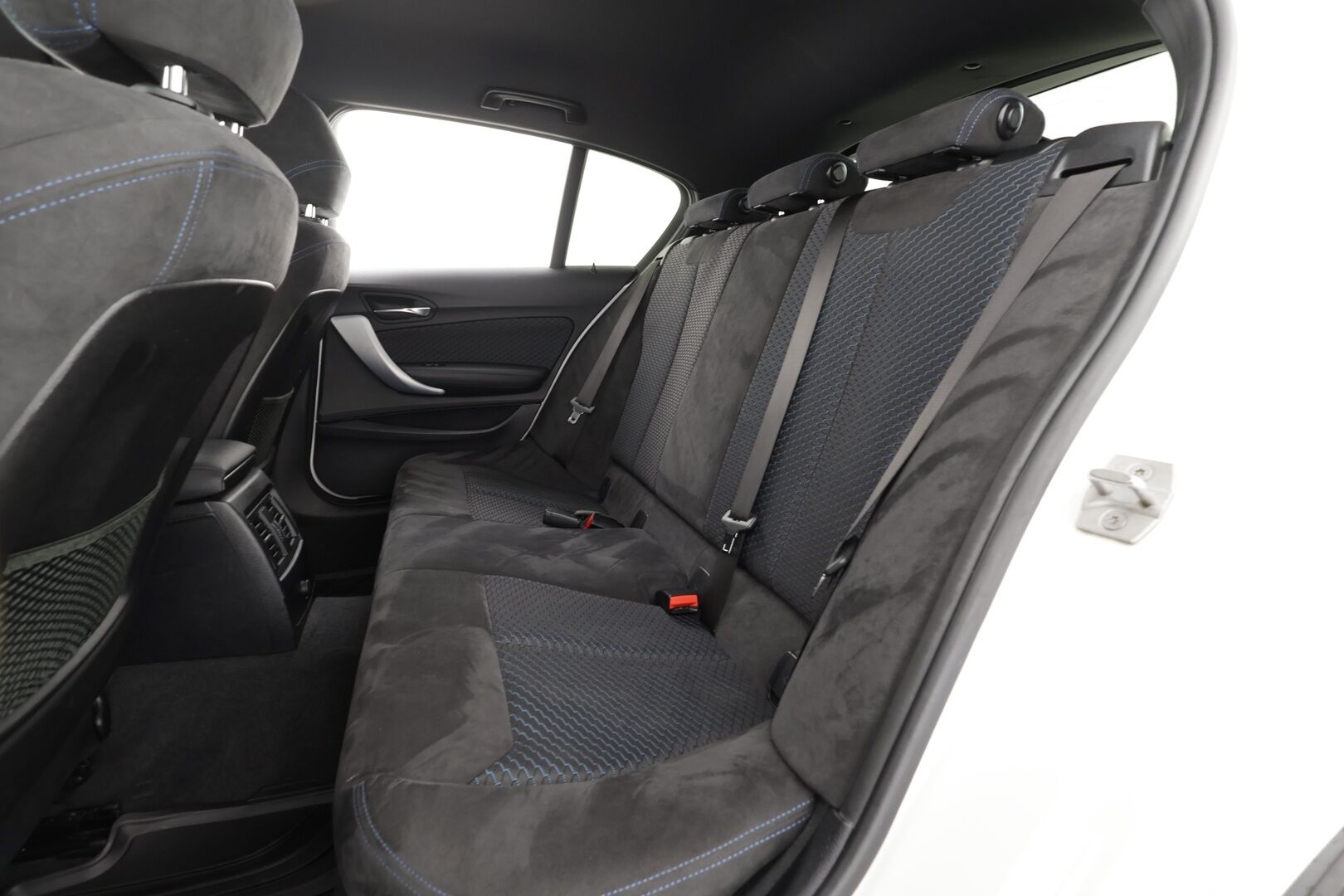 BMW 118 2018 F20 118i A M-sport * Koukku / Hifi / LED / Vakkari / Sporttipenkit / P.tutka / Facelift / Ratinlämmitin * - Kahdet renkaat aluvanteilla 