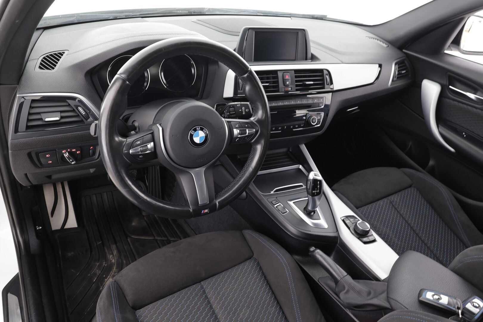 BMW 118 2018 F20 118i A M-sport * Koukku / Hifi / LED / Vakkari / Sporttipenkit / P.tutka / Facelift / Ratinlämmitin * - Kahdet renkaat aluvanteilla 