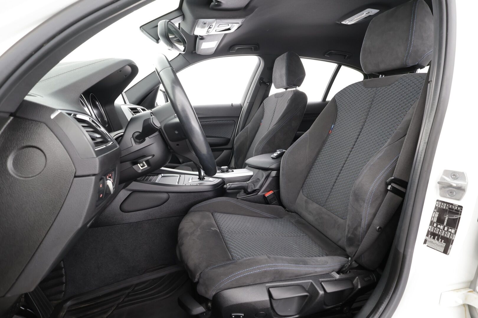 BMW 118 2018 F20 118i A M-sport * Koukku / Hifi / LED / Vakkari / Sporttipenkit / P.tutka / Facelift / Ratinlämmitin * - Kahdet renkaat aluvanteilla 