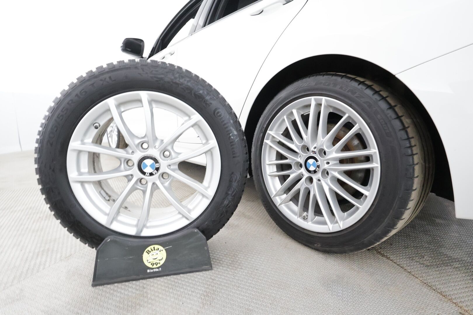 BMW 118 2018 F20 118i A M-sport * Koukku / Hifi / LED / Vakkari / Sporttipenkit / P.tutka / Facelift / Ratinlämmitin * - Kahdet renkaat aluvanteilla 