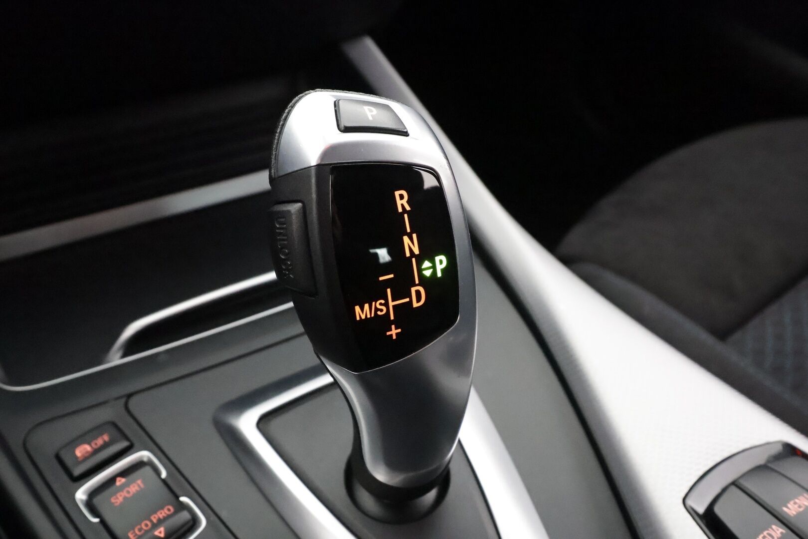 BMW 118 2018 F20 118i A M-sport * Koukku / Hifi / LED / Vakkari / Sporttipenkit / P.tutka / Facelift / Ratinlämmitin * - Kahdet renkaat aluvanteilla 