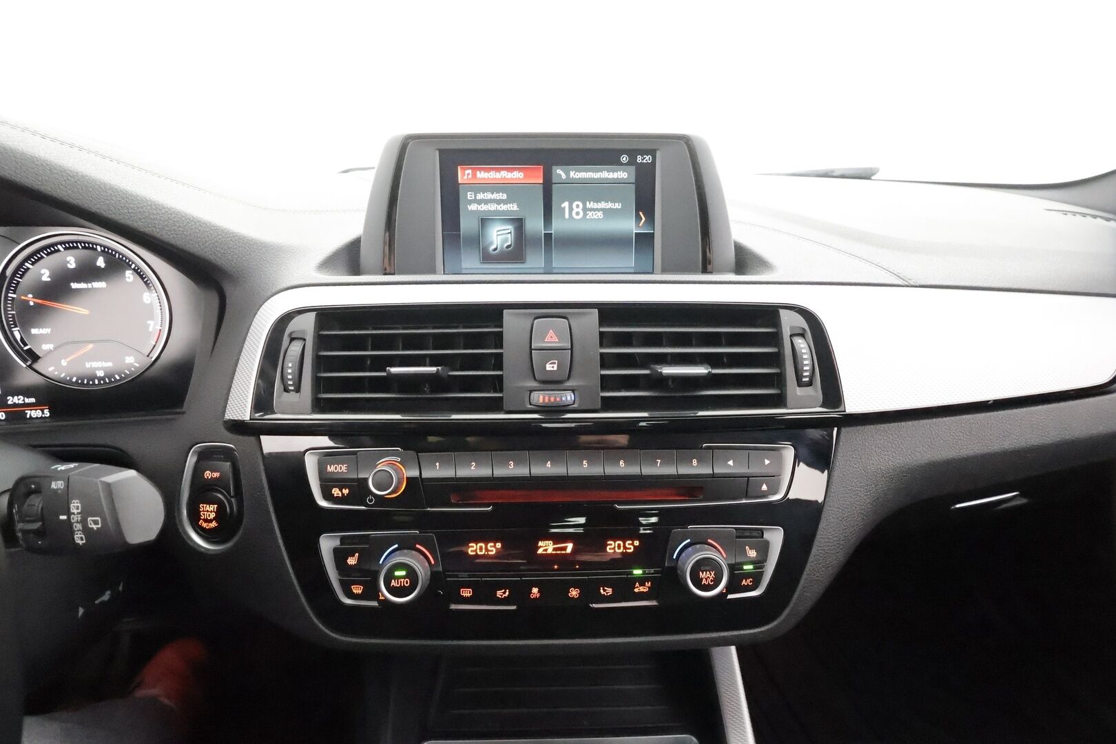 BMW 118 2018 F20 118i A M-sport * Koukku / Hifi / LED / Vakkari / Sporttipenkit / P.tutka / Facelift / Ratinlämmitin * - Kahdet renkaat aluvanteilla 