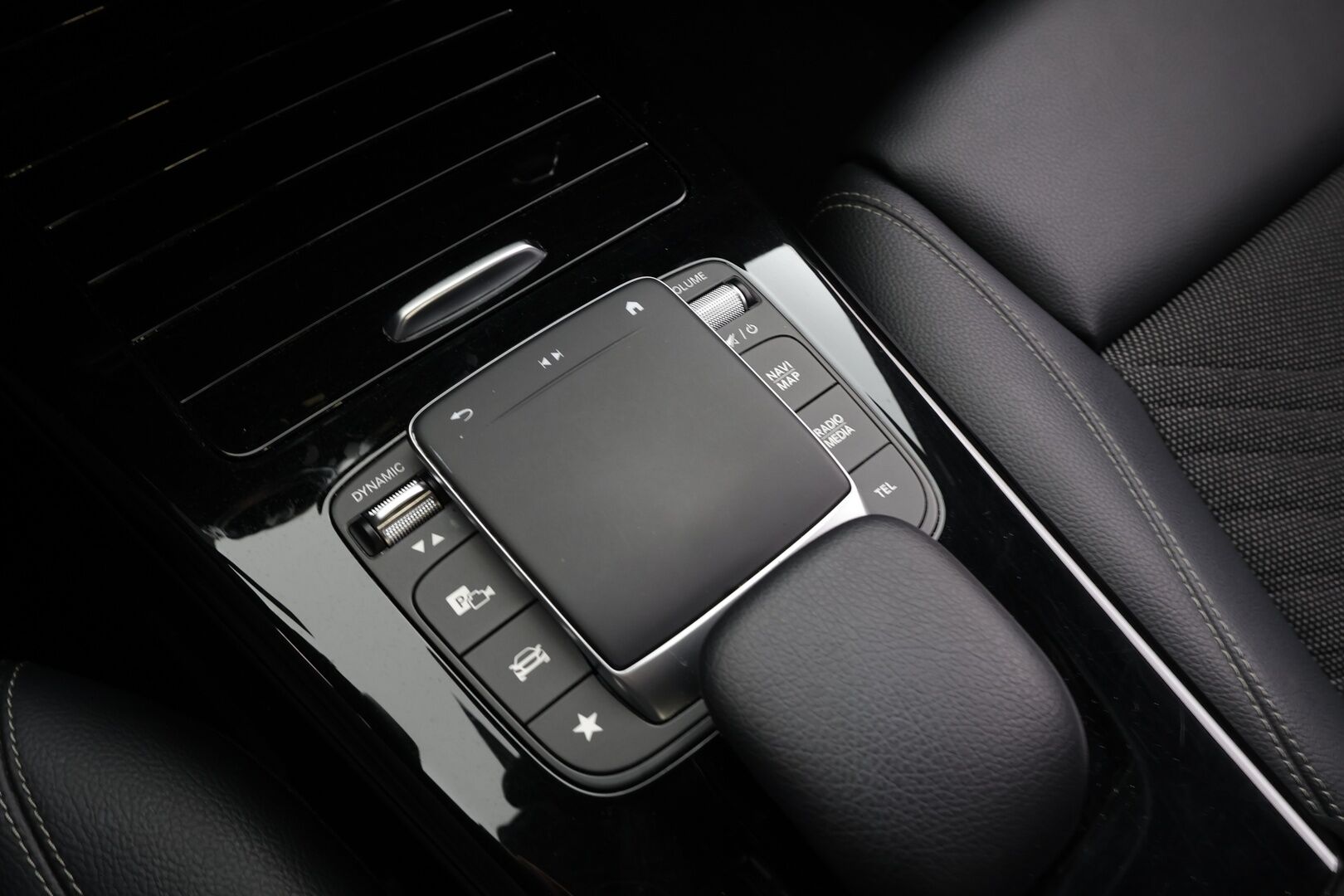 Mercedes-Benz A 2021 180 d A Business Style * Vakkari / P.kamera / LED / Navi / Widescreen / Sporttipenkit / Lohkolämmitin * - 1.Om Suomi-auto / Kahdet renkaat aluvanteilla / Merkkihuollettu - HULLU BLACKWEEK KORKOTARJOUS 2,49%