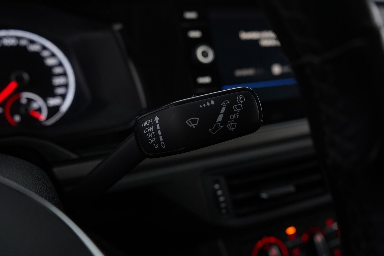 Volkswagen Polo 2021 Style 1.0 TGI 66 kW *ACC / AppleCarPlay / AndroidAuto / Lohko* - POIKKEUKSELLISEN EDULLINEN HINTA! / Suomi-Auto / Kahdet hyväkuntoiset renkaat alumiinivantein / Juuri huollettu