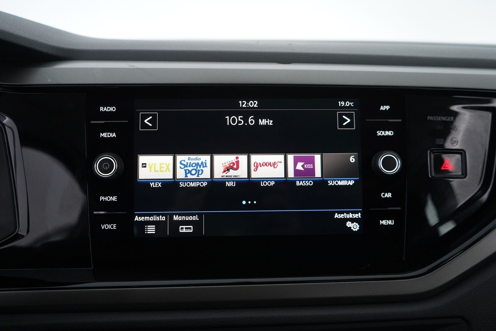 Volkswagen Polo 2021 Style 1.0 TGI 66 kW *ACC / AppleCarPlay / AndroidAuto / Lohko* - POIKKEUKSELLISEN EDULLINEN HINTA! / Suomi-Auto / Kahdet hyväkuntoiset renkaat alumiinivantein / Juuri huollettu