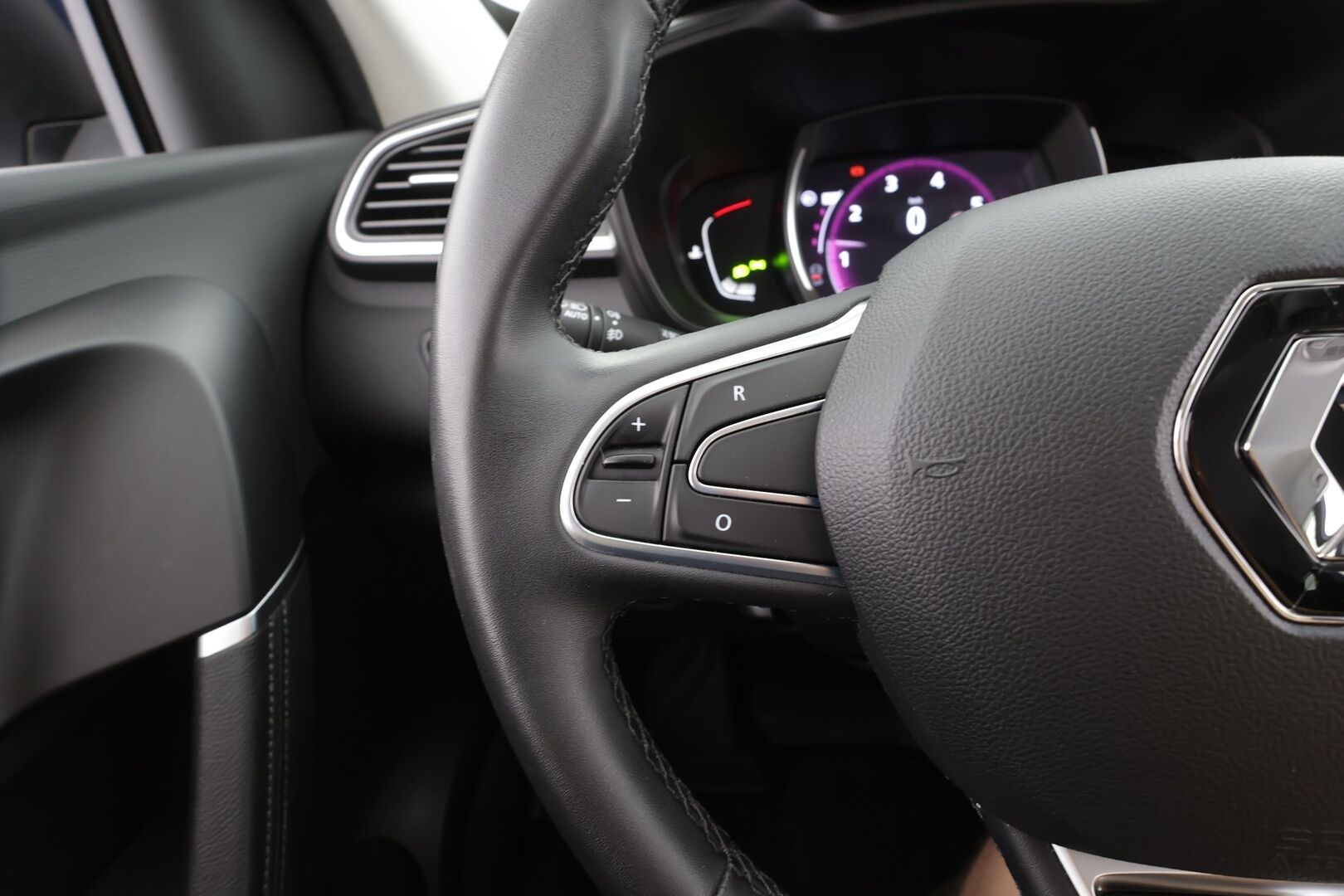 Renault Kadjar 2020 TCe 140 EDC7-aut Zen - | Vakkari | Navi | Kaistavahti | Keyless | Tutkat | Apple & Android | Aut. ilmastointi | Huoltokirja | 2x renkaat aluin | Suomiauto | 