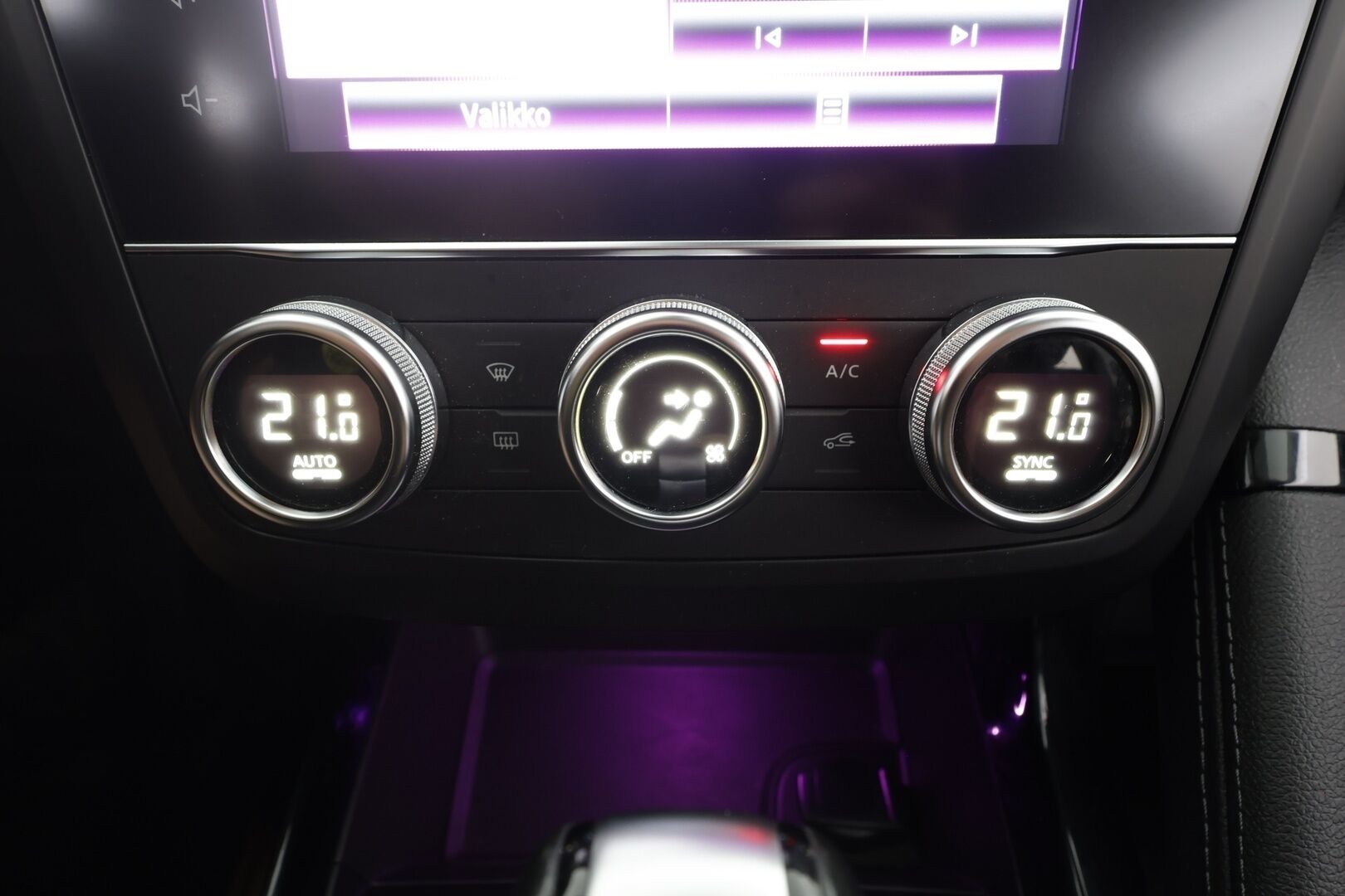 Renault Kadjar 2021 TCe 140 EDC7-aut Zen - | Vakkari | Navi | Kaistavahti | Keyless | Tutkat | Apple & Android | Aut. ilmastointi | Huoltokirja | 2x renkaat aluin | Suomiauto | 