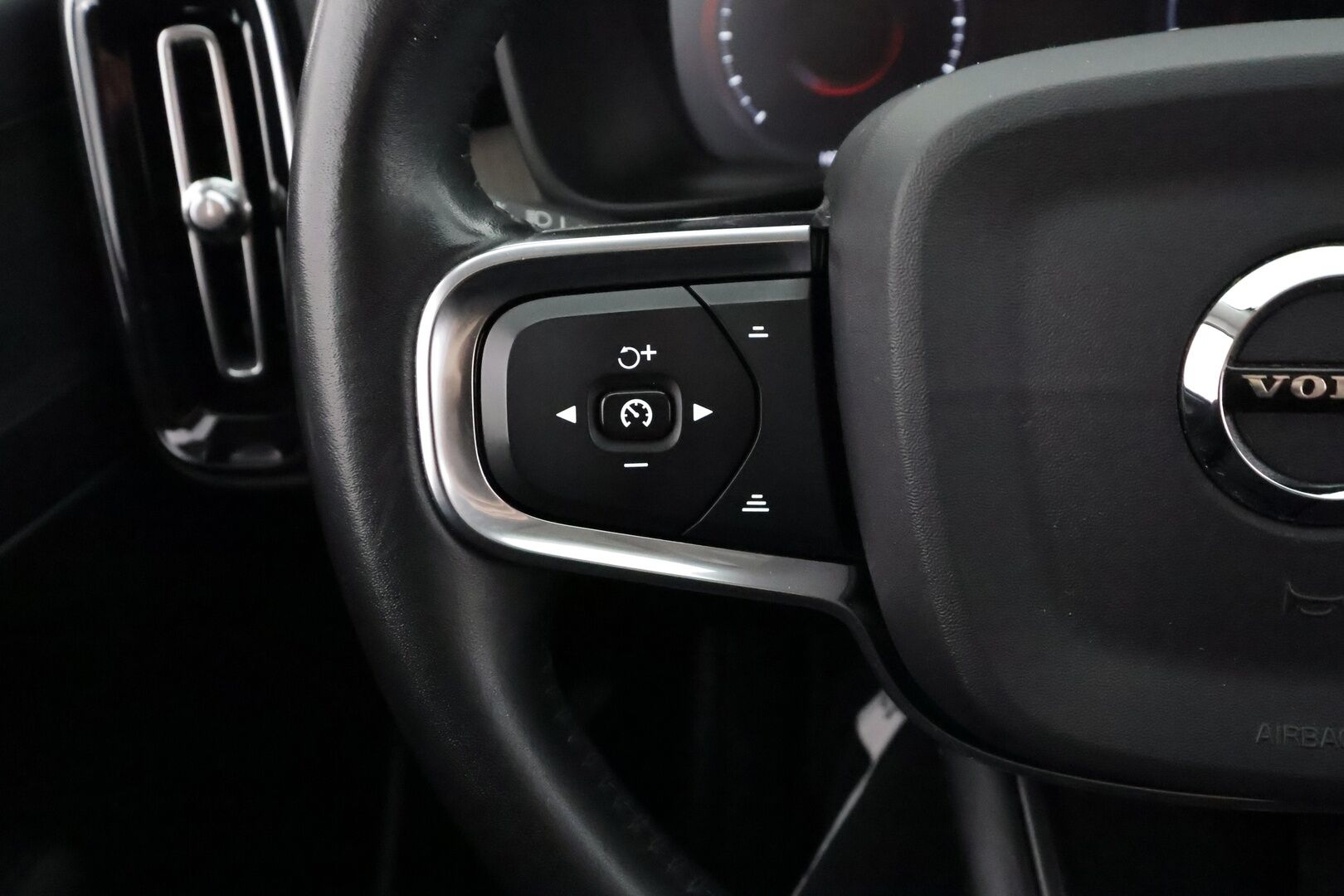 Volvo XC40 2021 B4 AWD MHEV Inscription aut - | ACC | Webasto | Koukku | Muistipenkki | LED | P.kamera | Sporttinahat | Ratinlämmitys | Keyless | Apple&Android | Suomi-auto | Kahdet Renkaat | Merkkihuollettu |