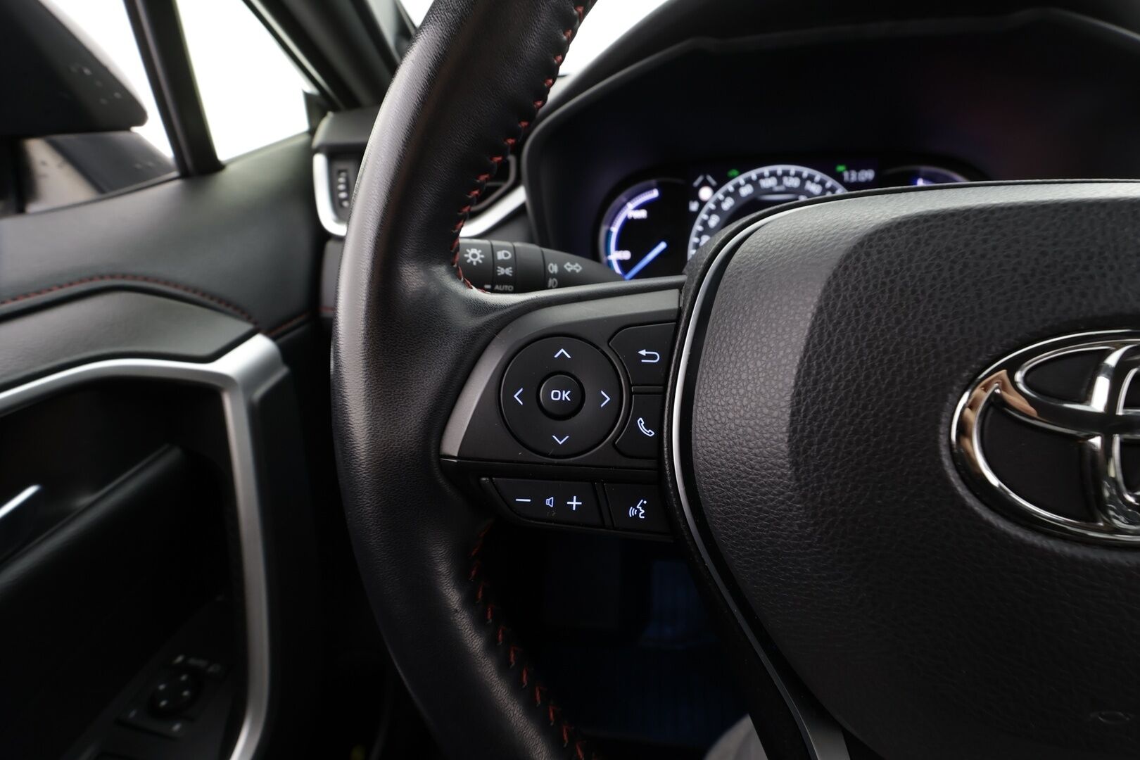 Toyota RAV4 Plug-in 2020 Hybrid 2,5 AWD-i Style * ACC / HUD / P.kamera / LED / Navi / JBL / KeylessGo / Koukku / Sähköpenkki * - 1.Om Suomi-auto / Kahdet renkaat aluvanteilla / Merkkihuollettu