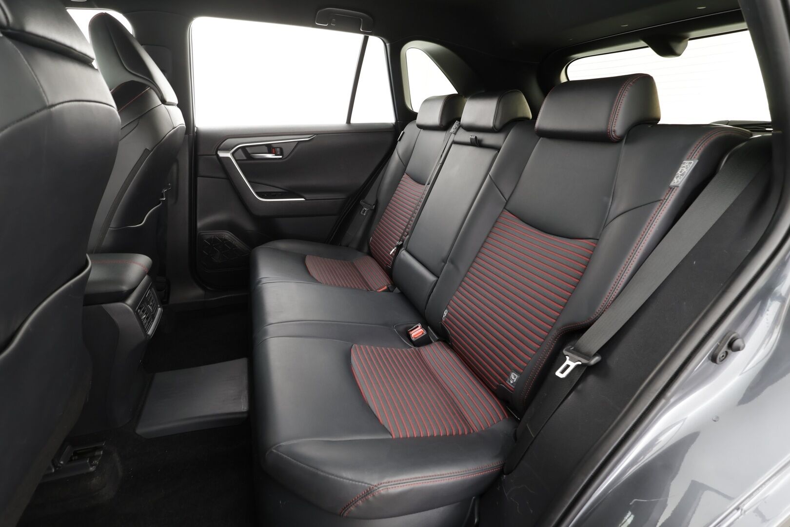 Toyota RAV4 Plug-in 2020 Hybrid 2,5 AWD-i Style * ACC / HUD / P.kamera / LED / Navi / JBL / KeylessGo / Koukku / Sähköpenkki * - 1.Om Suomi-auto / Kahdet renkaat aluvanteilla / Merkkihuollettu