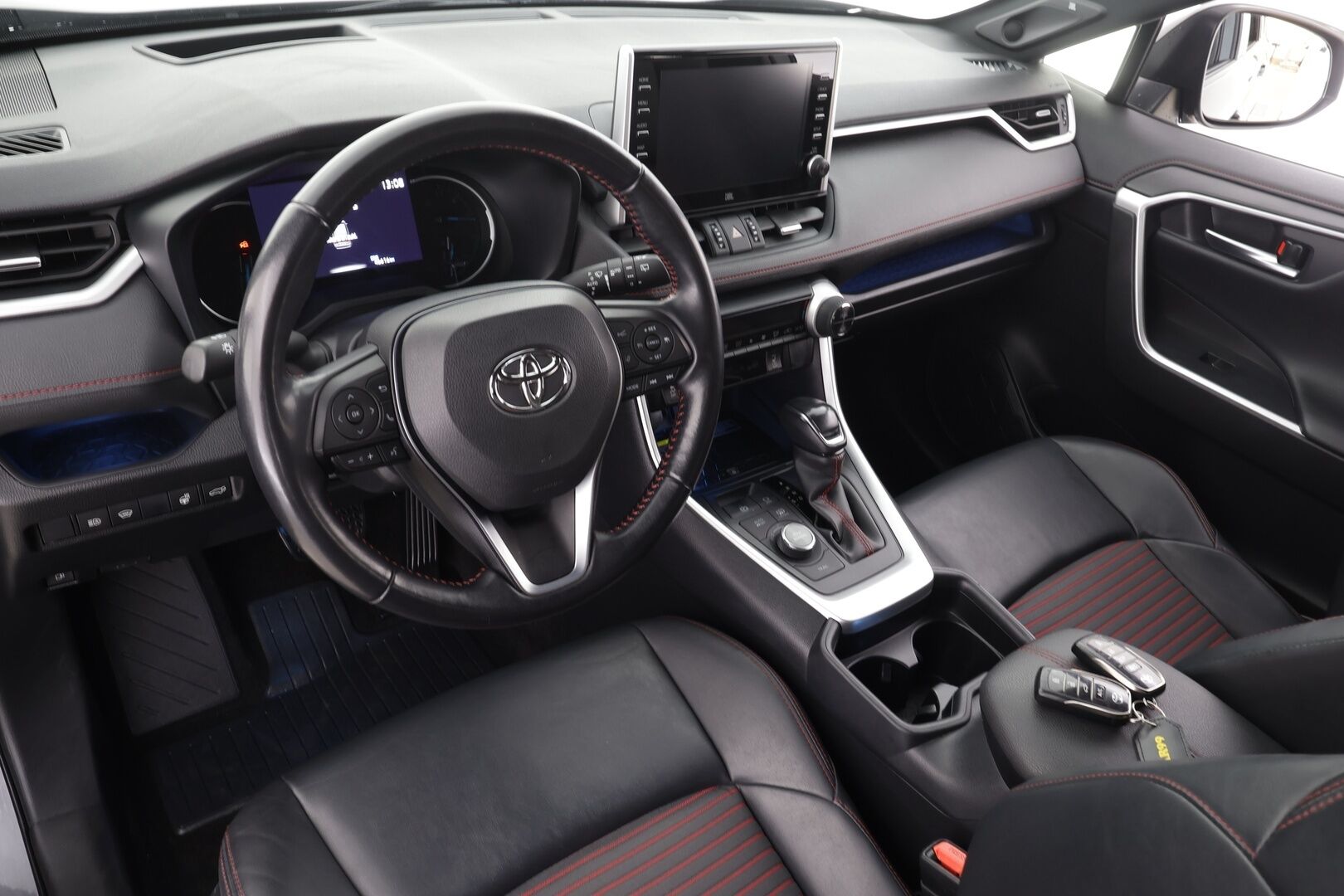 Toyota RAV4 Plug-in 2020 Hybrid 2,5 AWD-i Style * ACC / HUD / P.kamera / LED / Navi / JBL / KeylessGo / Koukku / Sähköpenkki * - 1.Om Suomi-auto / Kahdet renkaat aluvanteilla / Merkkihuollettu