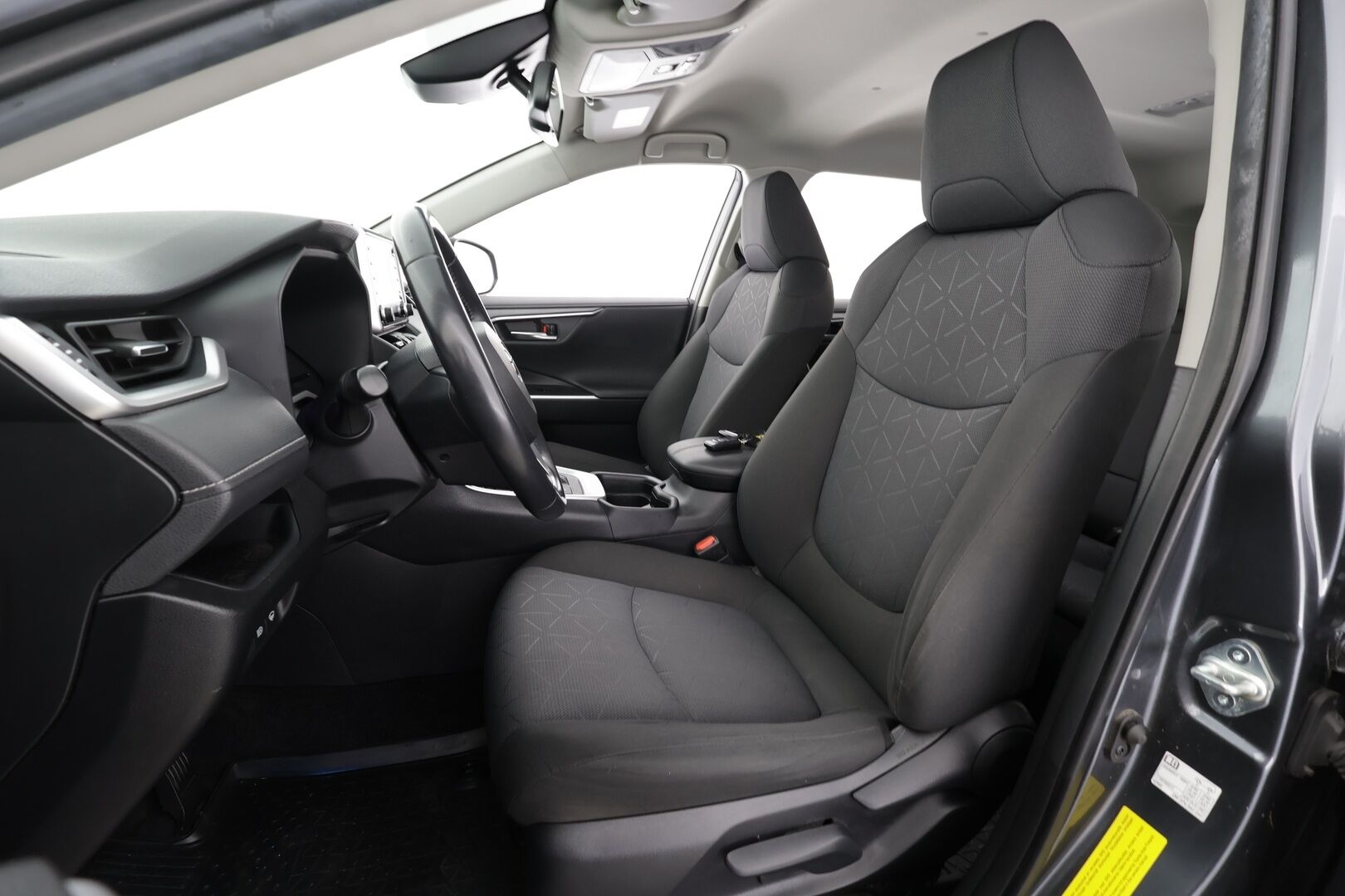 Toyota RAV4 2020 2,5 Hybrid Active * Adapt.Vakkari / Peruutuskamera / Vetokoukku / LED / Lohko & Sisäpistoke / Kaistavahti - Kahdet renkaat aluvanteilla / 2-om Suomi-auto - HULLUT AVAJAISHULINAT KORKOTARJOUS 3,29 %