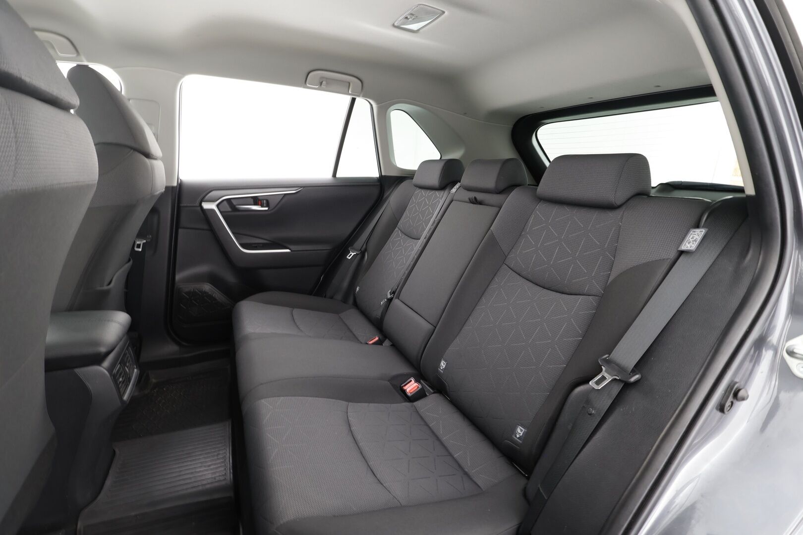 Toyota RAV4 2020 2,5 Hybrid Active * Adapt.Vakkari / Peruutuskamera / Vetokoukku / LED / Lohko & Sisäpistoke / Kaistavahti - Kahdet renkaat aluvanteilla / 2-om Suomi-auto - HULLUT AVAJAISHULINAT KORKOTARJOUS 3,29 %