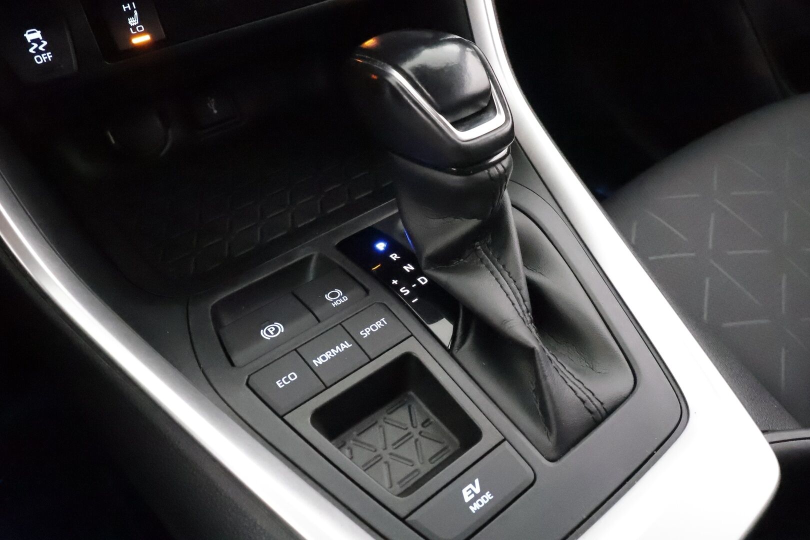 Toyota RAV4 2020 2,5 Hybrid Active * Adapt.Vakkari / Peruutuskamera / Vetokoukku / LED / Lohko & Sisäpistoke / Kaistavahti - Kahdet renkaat aluvanteilla / 2-om Suomi-auto - HULLUT AVAJAISHULINAT KORKOTARJOUS 3,29 %