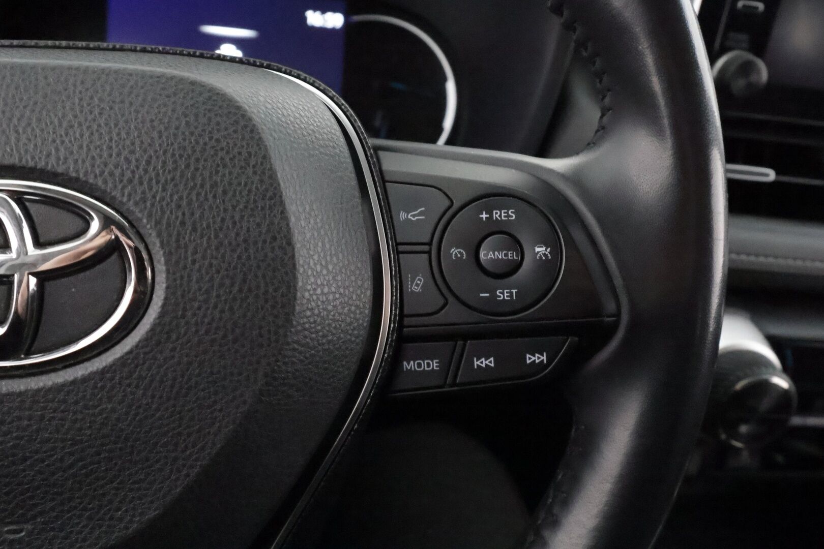 Toyota RAV4 2020 2,5 Hybrid Active * ACC / LED / P.Kamera / Koukku / Sisätilanlämmitin / Kaistavahti * - Kahdet renkaat aluvanteilla / 2-om Suomi-auto 