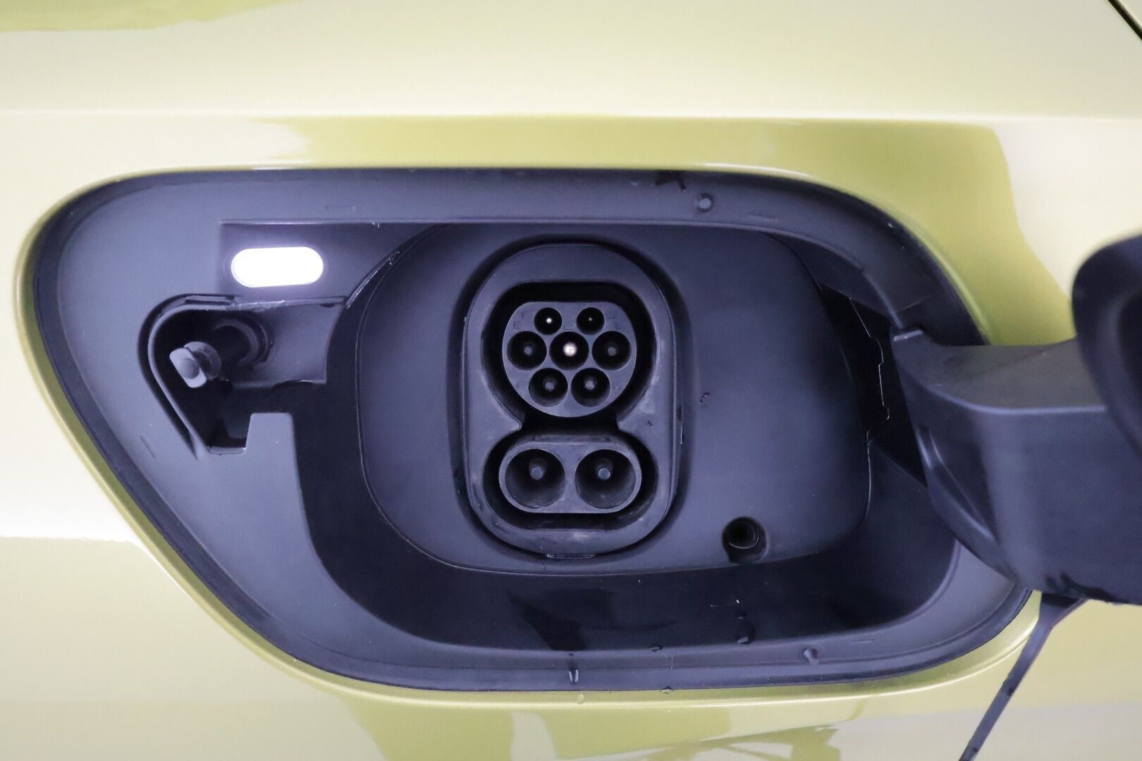 Volkswagen ID.4 2021 Pro Performance Business 150 kW, akku 77 kWh * 1Om Suomi auto / Adapt.vak / iQ Matrix LED / Lämpöpumppu / P-kamera / Nahka-alcantara sisusta / Keyless - Akku kuntotarkastettu / Apple&Android / Navi / 2x renkaat / Sporttipenkit