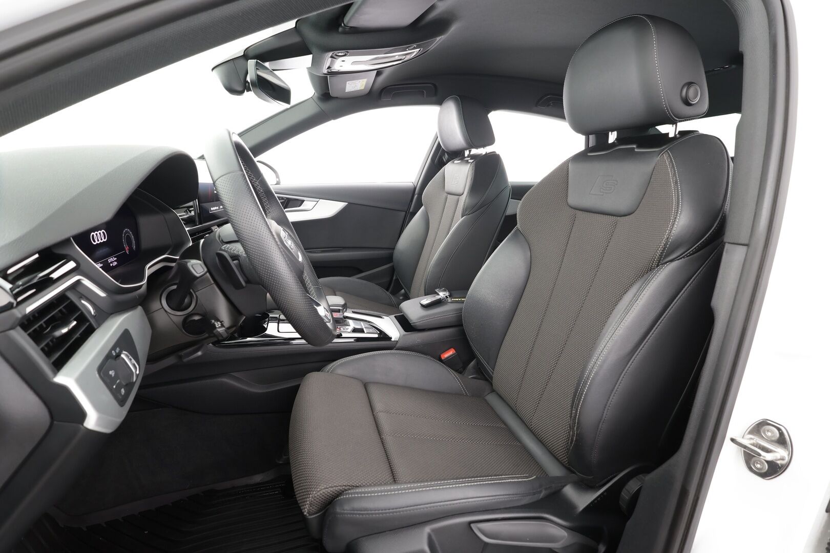 Audi A4 2021 Sedan Business Advanced 40 TFSI 150 kW MHEV S tronic * ACC / Digimittari / Matrix / P.Kamera / Sportpenkit* - 1-om Suomi-auto / Kahdet renkaat aluvanteilla / Merkkihuollot