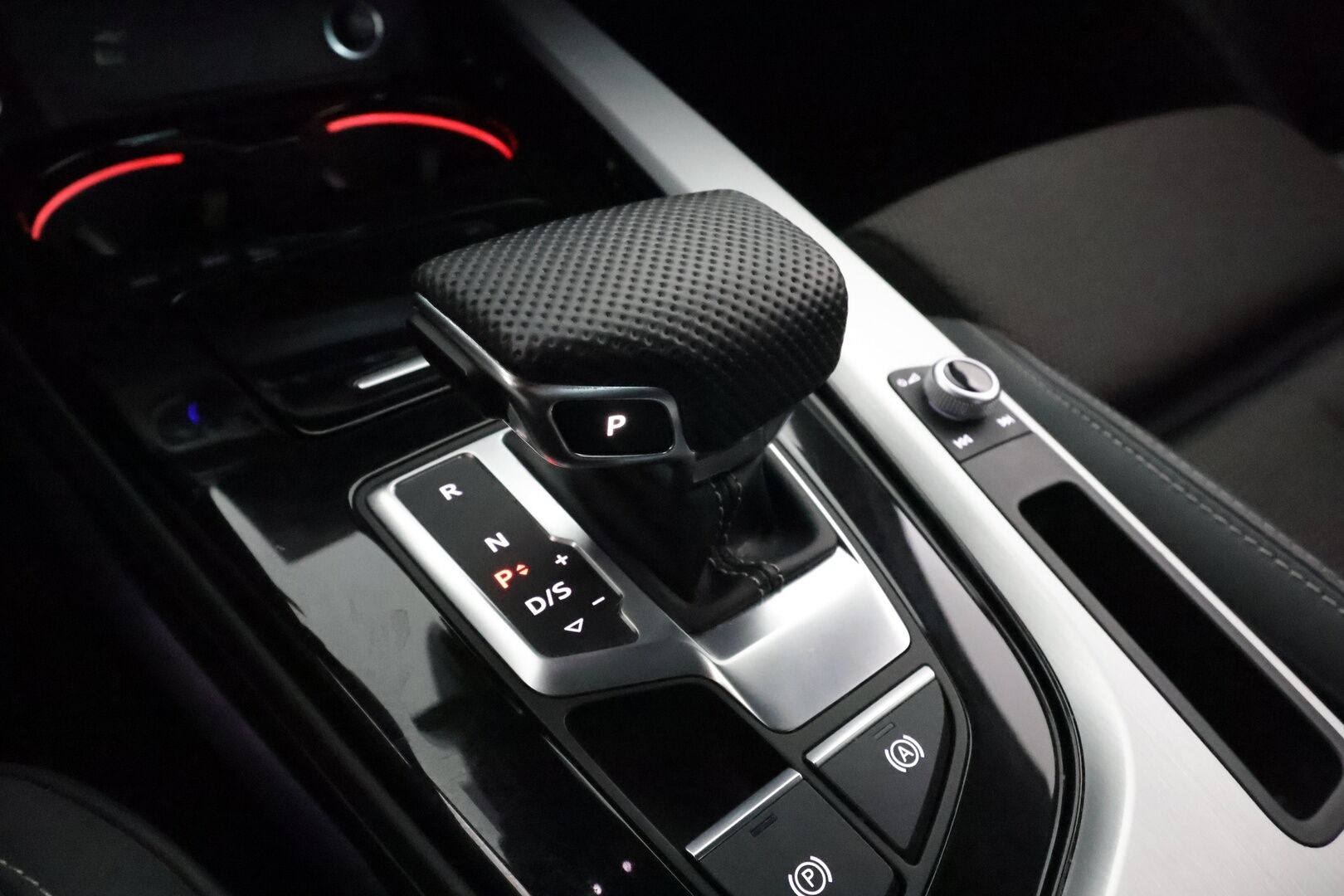 Audi A4 2021 Sedan Business Advanced 40TFSI 150kW MHEV quattro **1.Om Suomi-auto / Webasto / Koukku / Adapt.Vakkari / Matrix-LED** - 3,99 % KORKOTARJOUS TÄHÄN AUTOON - Sporttipenkit / P.Kamera / Digimittaristo / 3-Alueinen AC / Kaistavahti / 2x Renkaat