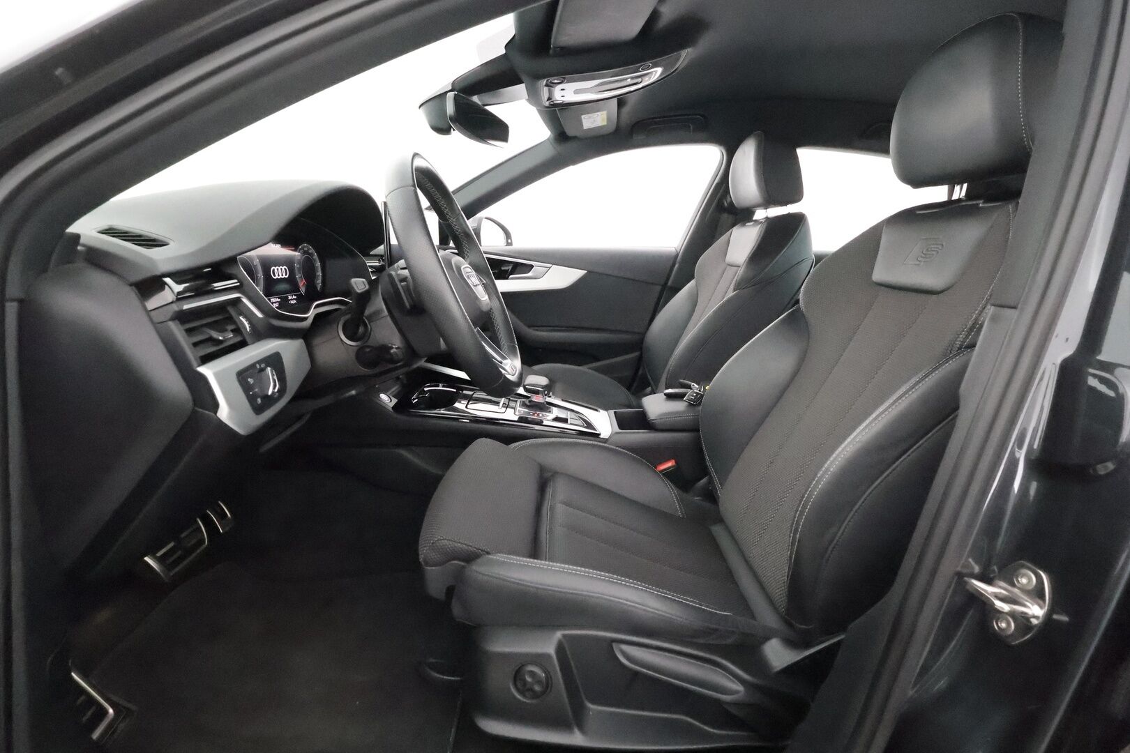 Audi A4 2021 Sedan Business Advanced 40TFSI 150kW MHEV quattro **1.Om Suomi-auto / Webasto / Koukku / Adapt.Vakkari / Matrix-LED** - 3,99 % KORKOTARJOUS TÄHÄN AUTOON - Sporttipenkit / P.Kamera / Digimittaristo / 3-Alueinen AC / Kaistavahti / 2x Renkaat