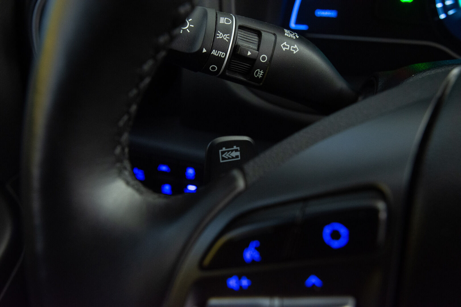 HYUNDAI KONA ELECTRIC 2019 Electric 64 kWh 204 hv Style - ACC | HUD | Ilmastoidut penkit | Ratinlämmitin | Kamera | Panorama | 2 x vanteet 