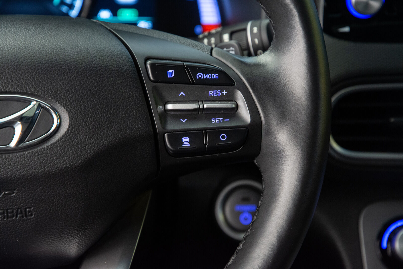HYUNDAI KONA ELECTRIC 2019 Electric 64 kWh 204 hv Style - ACC | HUD | Ilmastoidut penkit | Ratinlämmitin | Kamera | Panorama | 2 x vanteet 