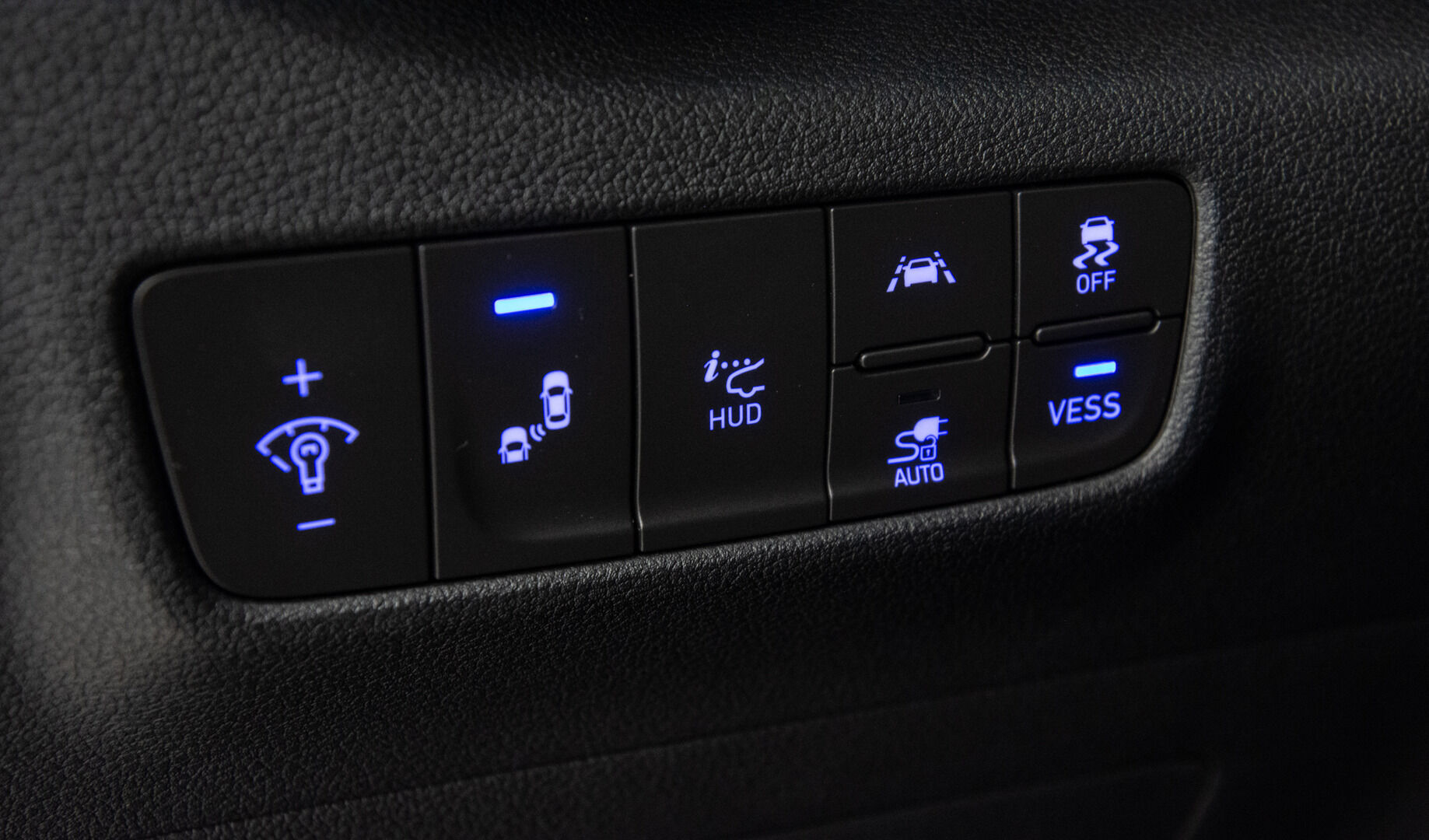HYUNDAI KONA ELECTRIC 2019 Electric 64 kWh 204 hv Style - ACC | HUD | Ilmastoidut penkit | Ratinlämmitin | Kamera | Panorama | 2 x vanteet 