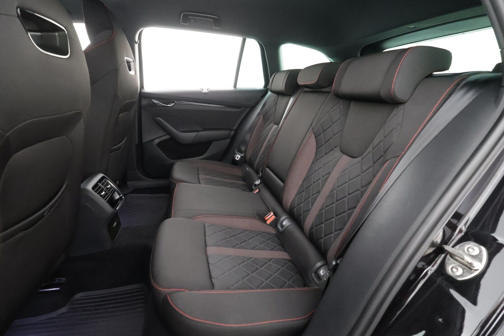 Skoda Octavia 2021 Combi 1,4 TSI PHEV RS iV DSG Autom. * Webasto / Adapt.Vakkari / Matrix LED / Peruutuskamera / Navi / Kaistavahti / KeylessGo - Suomi-auto / 2x Latauskaapelit / Kahdet renkaat