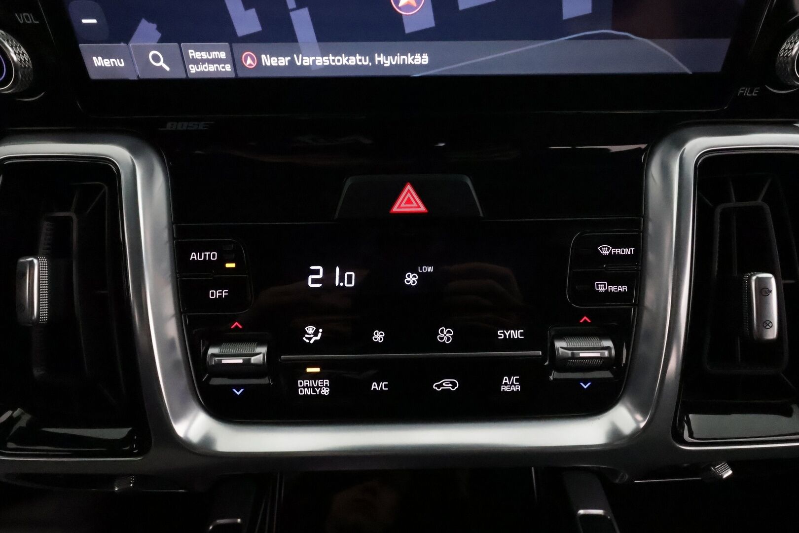 Kia Sorento 2021 1,6 T-GDI Plug-in Hybrid AWD Business Luxury AT 7P *ACC / Ilmastoidut Nahat / BOSE / 360° / Koukku / Muistipenkki* - Suomi-auto / Kahdet renkaat aluvanteilla 