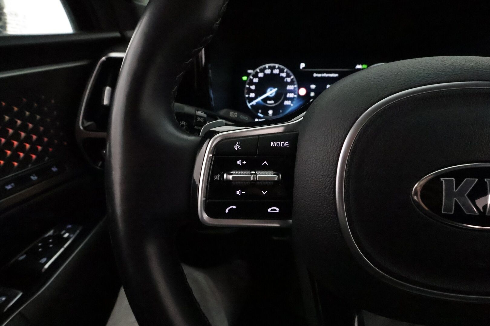 Kia Sorento 2021 1,6 T-GDI Plug-in Hybrid AWD Business Luxury AT 7P *ACC / Ilmastoidut Nahat / BOSE / 360° / Koukku / Muistipenkki* - Suomi-auto / Kahdet renkaat aluvanteilla 
