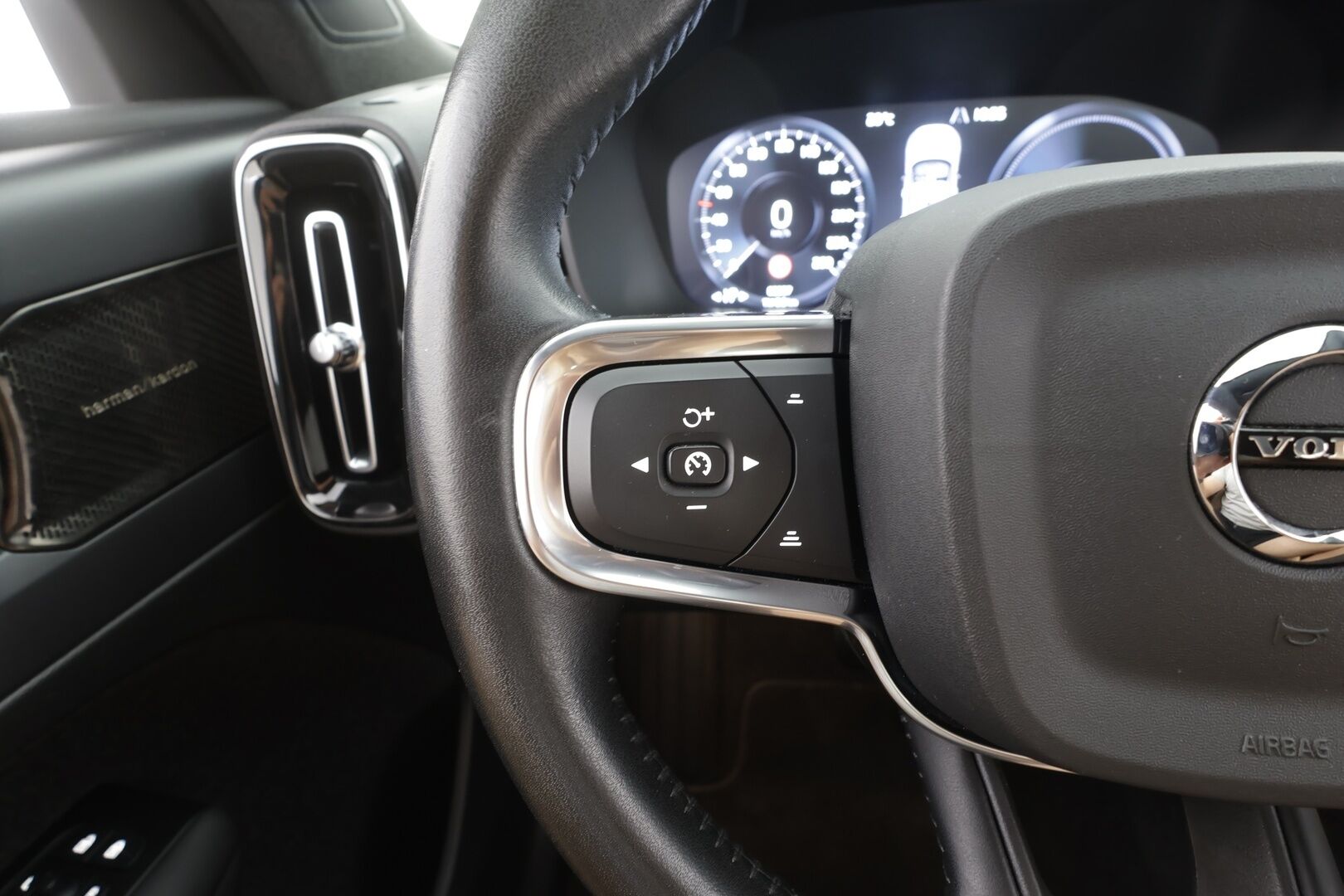Volvo XC40 2021 T5 TwE Business Inscription aut - | H&K | Webasto | ACC | Full-LED | P.Kamera | Sporttinahat | Navi | Kaistavahti | Katveavustin | Keyless | 1-om Suomi-auto | 2x Latauskaapelit | Kahdet renkaat | Merkkihuollot |