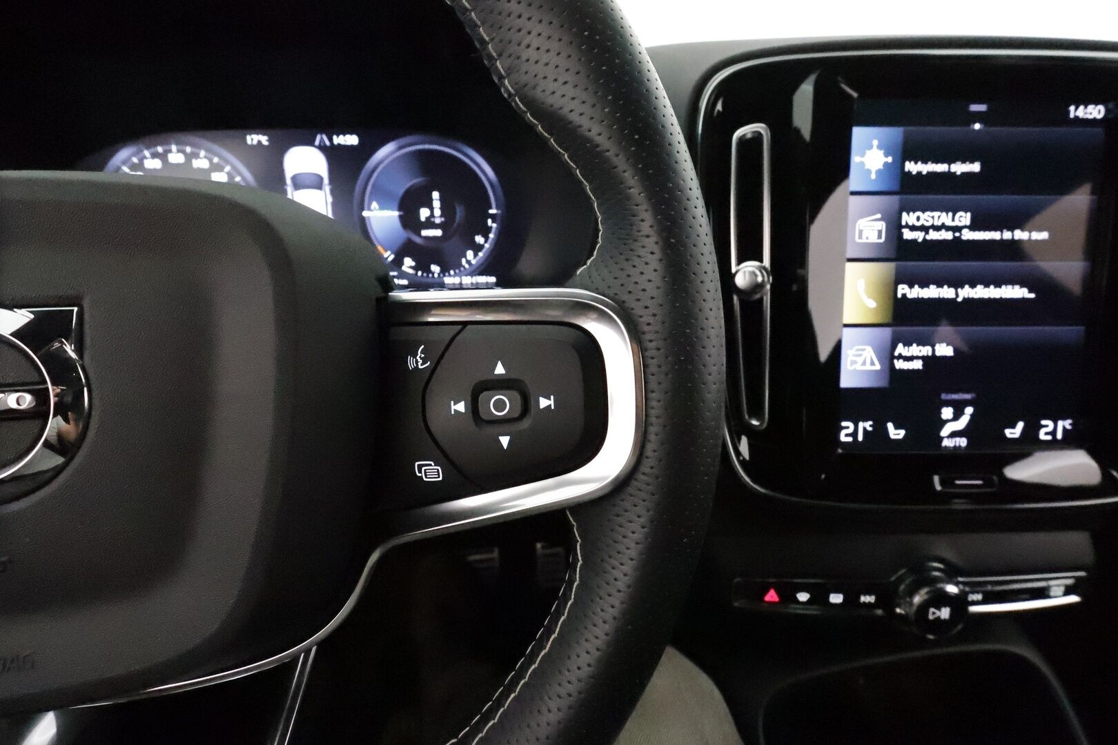 Volvo XC40 2021 T5 TwE Business R-Design aut **H&K / Webasto / Adapt.Vakkari / LED-valot / P.Kamera / Sporttipenkit / Navi / Keyless** - 3,99 % KORKOTARJOUS TÄHÄN AUTOON 31.8. ASTI! - 1-om Suomi-auto / 2x Latauskaapelit / Kahdet Renkaat / Merkkihuollettu!