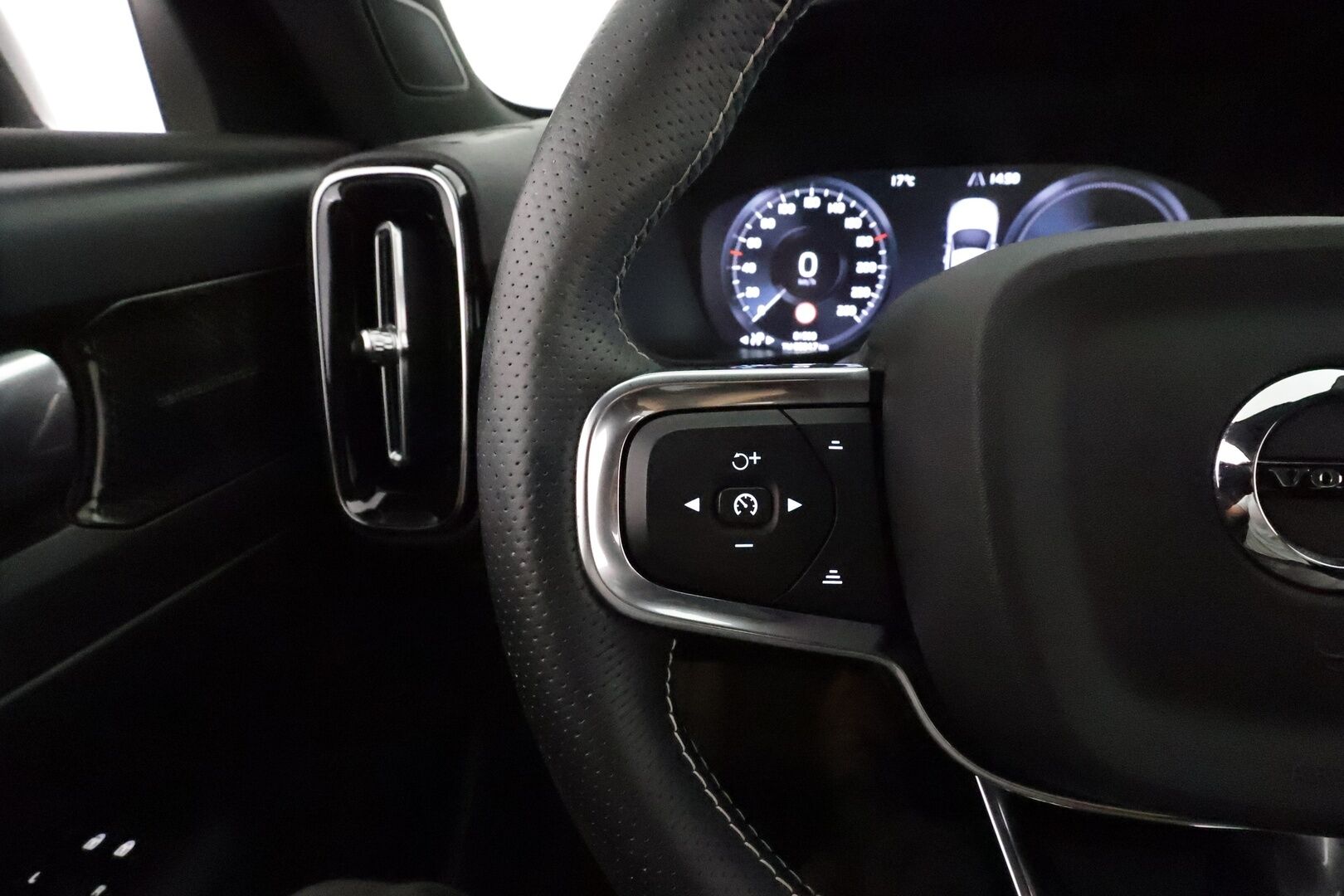 Volvo XC40 2021 T5 TwE Business R-Design aut **H&K / Webasto / Adapt.Vakkari / LED-valot / P.Kamera / Sporttipenkit / Navi / Keyless** - 3,99 % KORKOTARJOUS TÄHÄN AUTOON 31.8. ASTI! - 1-om Suomi-auto / 2x Latauskaapelit / Kahdet Renkaat / Merkkihuollettu!
