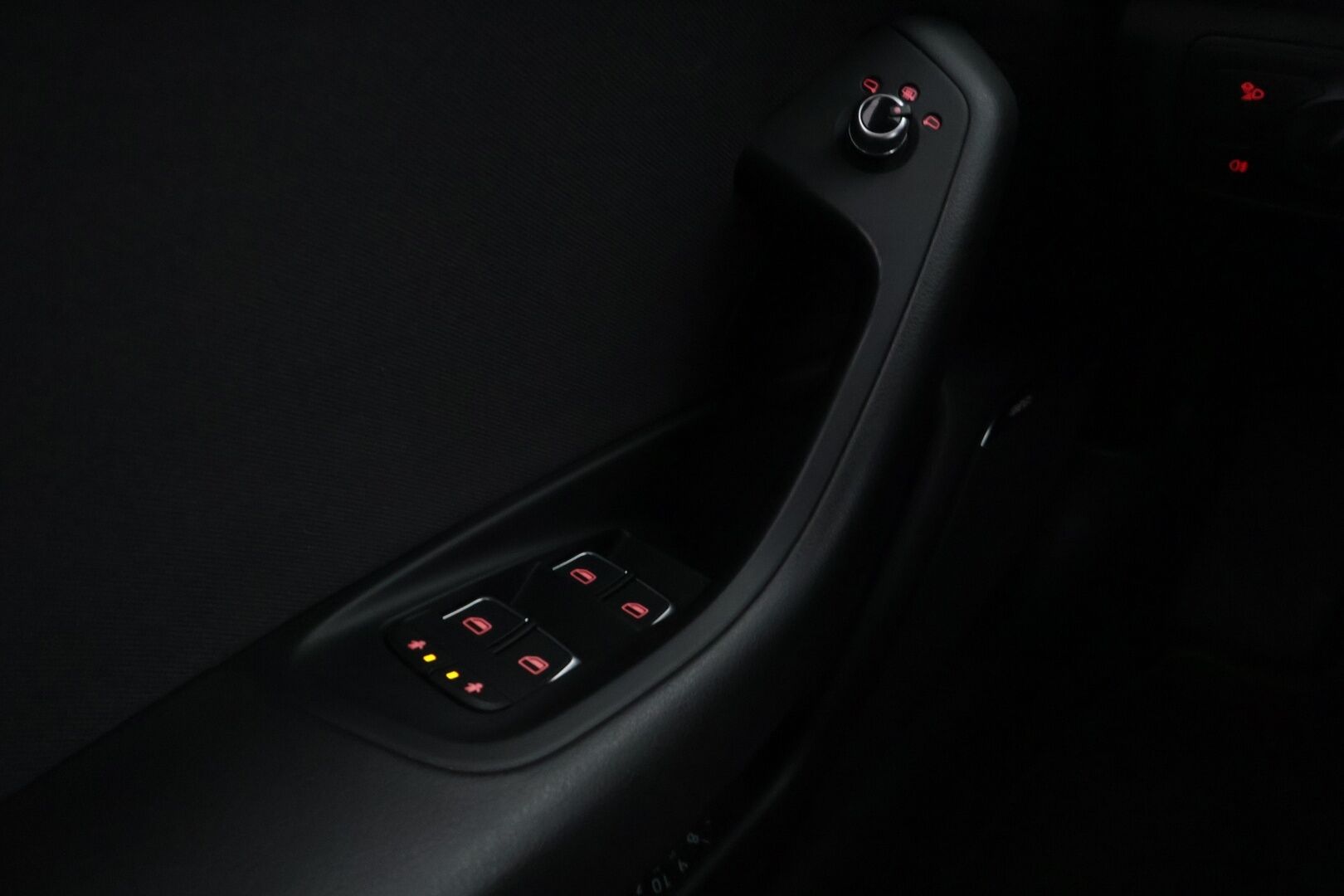 Audi A6 2018 A6 Avant Farmari (AC) 4ov 1968cm3 A *Vakkari / BOSE / Webasto / Sporttipenkit / Koukku / Navi / Musta sisäkatto / Sähkökontti* - *Näyttävä / Neliveto / Farmari*