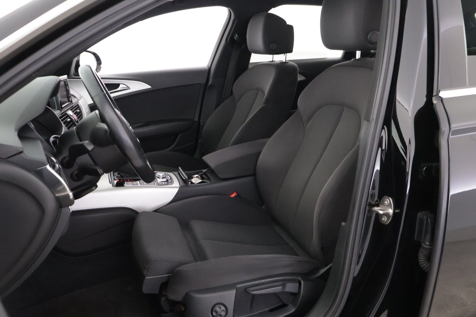 Audi A6 2018 A6 Avant Farmari (AC) 4ov 1968cm3 A *Vakkari / BOSE / Webasto / Sporttipenkit / Koukku / Navi / Musta sisäkatto / Sähkökontti* - *Näyttävä / Neliveto / Farmari*