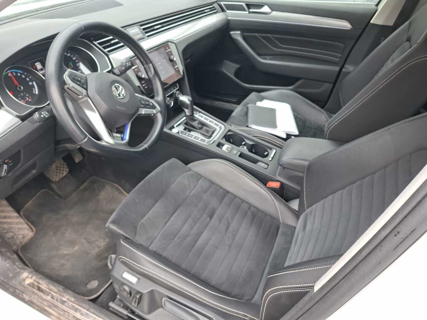 Volkswagen Passat 2019 Sedan GTE Plug-In Hybrid 160 kW DSG-automaatti / ACC / Nahka-alcantra / Koukku