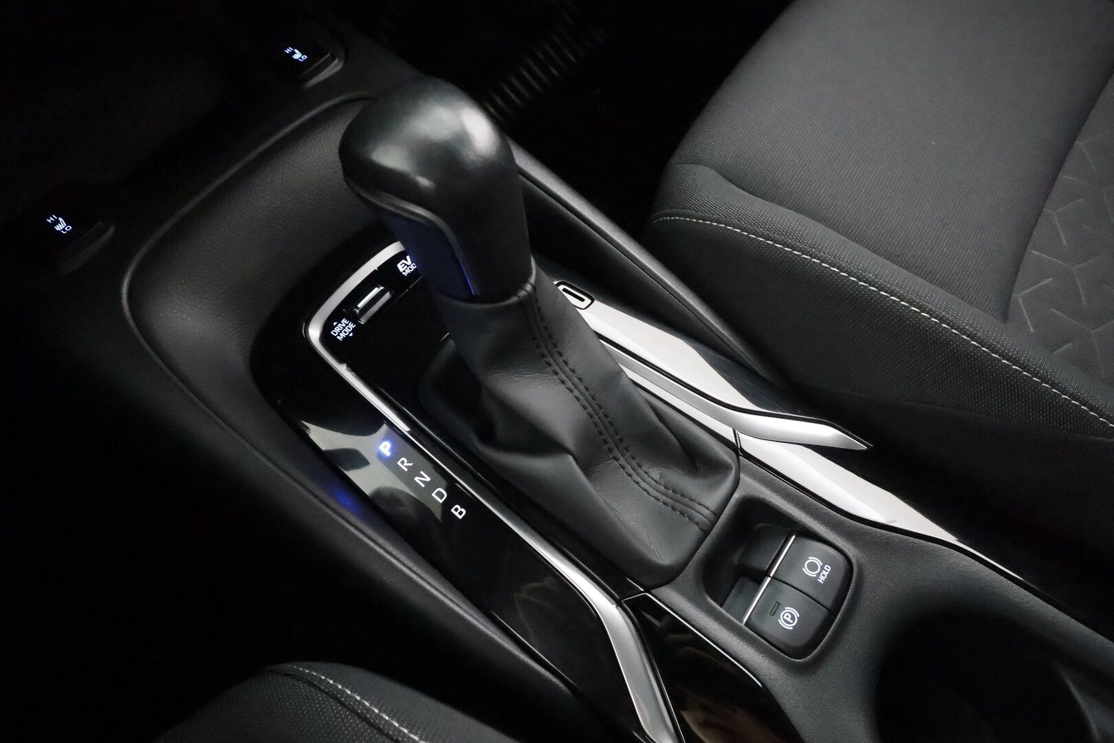 Toyota Corolla 2021 Touring Sports 1,8 Hybrid Active Edition * ACC / Webasto / P.kamera / Sähköluukku / LED / Navi / Keyless / Ratinlämmitin * - Suomi-auto / Kahdet renkaat aluvanteilla / Merkkihuollettu