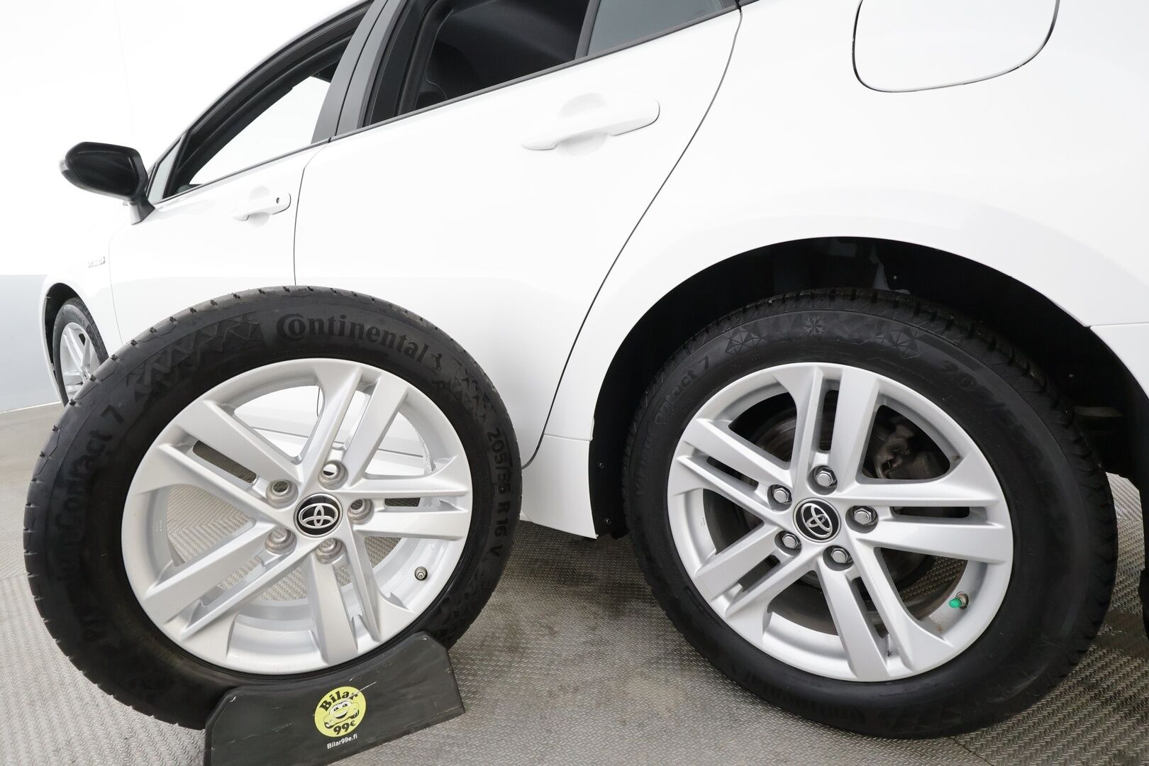 Toyota Corolla 2021 Touring Sports 1,8 Hybrid Active Edition * ACC / Webasto / P.kamera / Sähköluukku / LED / Navi / Keyless / Ratinlämmitin * - Suomi-auto / Kahdet renkaat aluvanteilla / Merkkihuollettu