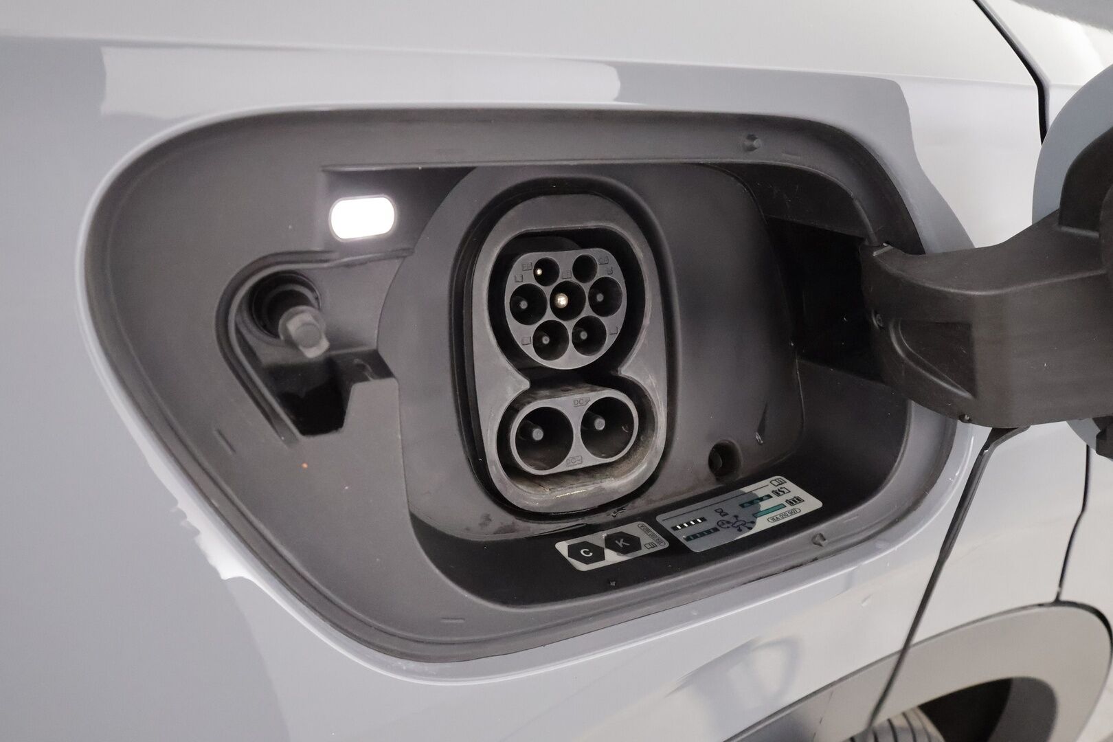 Volkswagen ID.4 2021 Pro Performance 150 kW, akku 77 kWh - | ACC | Lisälämmitin | Koukku | IQ-Light Matrix LED P.Kamera | Puolinahat | Ratinlämmitys | Keyless | Apple&Android | 1.Om Suomi-auto | Kahdet Renkaat | Merkkihuollettu |