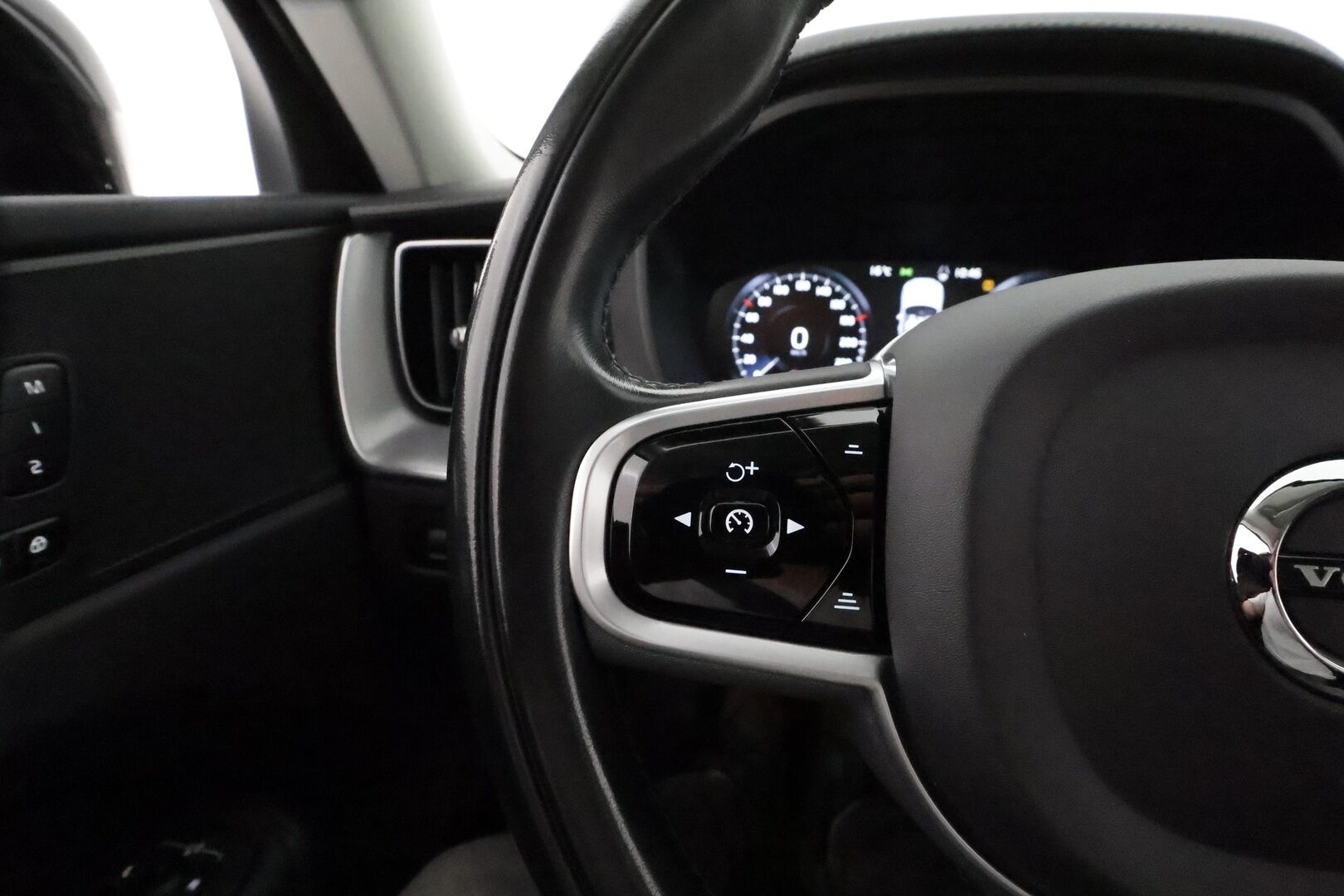 Volvo XC60 2021 T6 TwE AWD Business Inscription aut. **Panorama / Webasto / Koukku / BLIS / P.kamera / KeylessGo** - 3,99 % KORKOTARJOUS TÄHÄN AUTOON - Akku kuntotarkastettu / 1.om Suomi-auto / Merkkihuollettu / Kahdet renkaat aluvanteilla