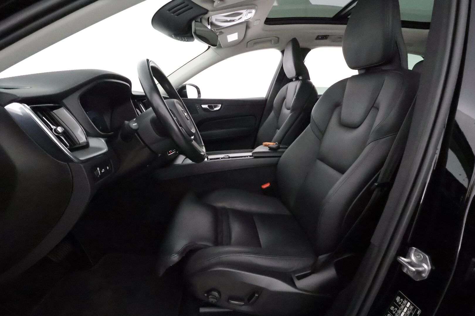 Volvo XC60 2021 T6 TwE AWD Business Inscription aut. **Panorama / Webasto / Koukku / BLIS / P.kamera / KeylessGo** - 3,99 % KORKOTARJOUS TÄHÄN AUTOON - Akku kuntotarkastettu / 1.om Suomi-auto / Merkkihuollettu / Kahdet renkaat aluvanteilla