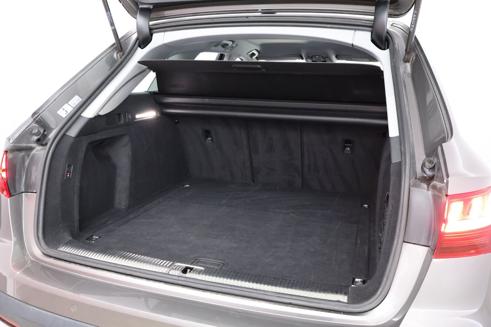 Audi A4 allroad 2021 Business 40 TDI 150 kW MHEV quattro S tronic - Suomiauto | Webasto | Vetokoukku | Adapt.Vakkari | Matrix LED | Digital Cockpit | Sporttipenkit | Huippuvarusteet ja näyttävä yksilö!